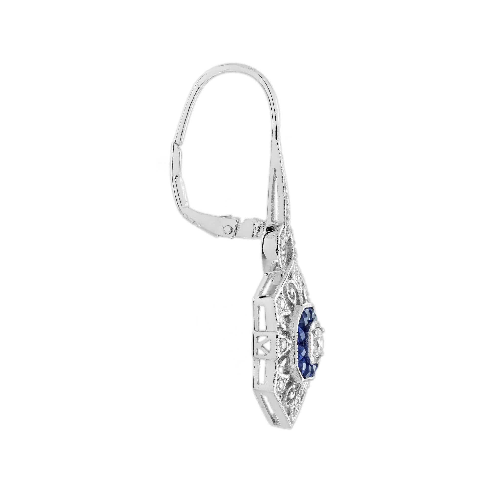 Un diamante radioso al centro, splendidamente circondato da un vibrante zaffiro. Il design traforato aggiunge un senso di leggerezza ed eleganza, mettendo in mostra un'intricata lavorazione artigianale e permettendo alle gemme di brillare. Con il