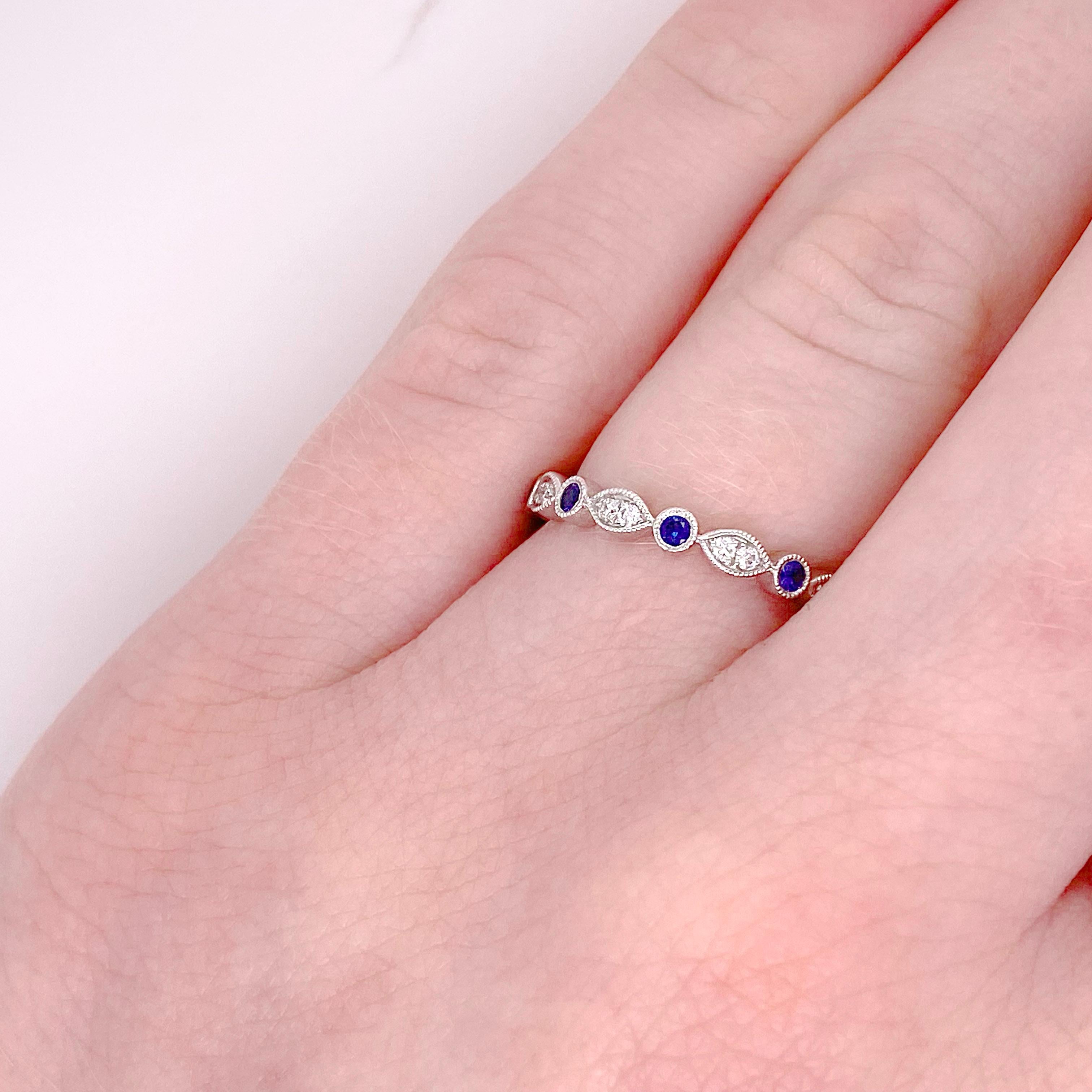 Die Details zu diesem schönen Ring sind unten aufgeführt:
Metallqualität: 14k Weißgold
Diamant Nummer: 14
Form des Diamanten: Rund
Diamant Karat Gewicht: Ungefähr .15 Karat
Reinheit des Diamanten: VS2 (Ausgezeichnet, augenrein)
Farbe des Diamanten: