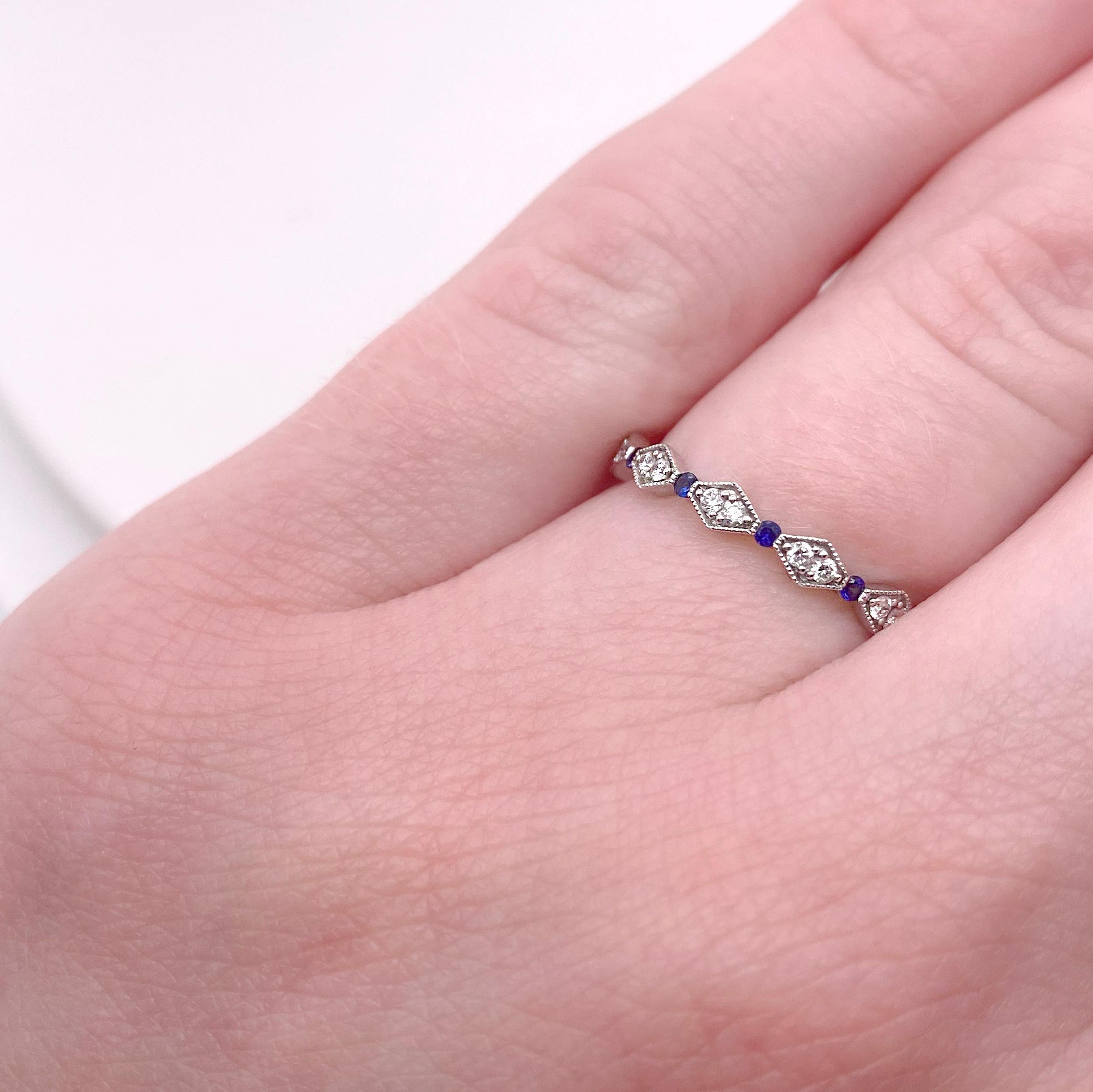 Die Details zu diesem schönen Ring sind unten aufgeführt:
Metallqualität: 14k Weißgold
Diamant Nummer: 12
Form des Diamanten: Rund
Diamant Karat Gewicht: Ungefähr .10 Karat
Reinheit des Diamanten: VS2 (Ausgezeichnet, augenrein)
Farbe des Diamanten: