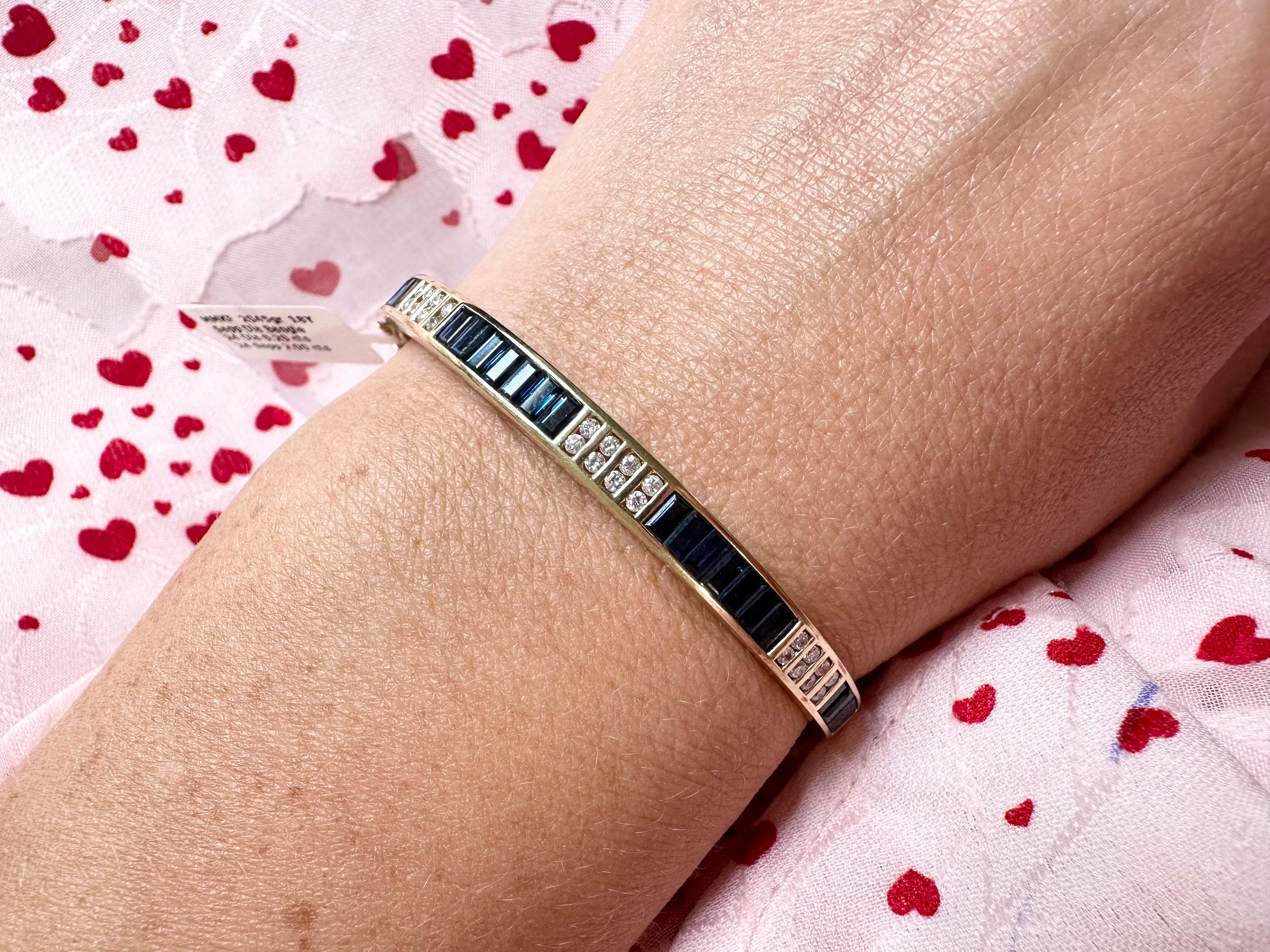 Superbe bracelet moderne en diamant et saphir en or jaune 18KT, d'une très belle facture !
Saphirs - 2 carats, bleu
Diamants -0,20 carats, VS-SI, F-G
21 grammes

CE QUE VOUS OBTENEZ À LA BIJOUTERIE STAMPAR :
Stampar Jewelers, situé au cœur de