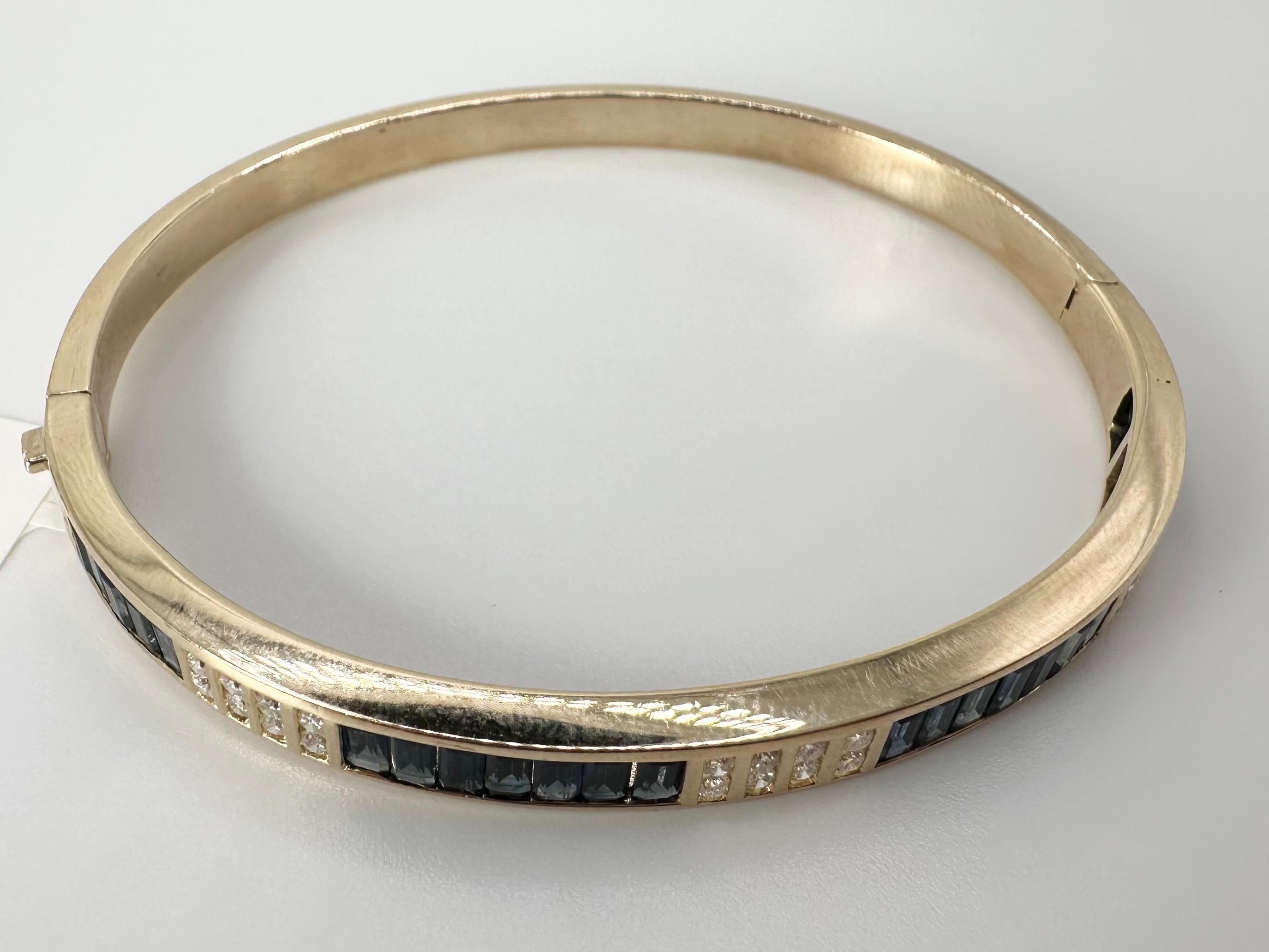 Taille brillant Bracelet jonc en or jaune 18 carats avec diamants et saphirs en vente
