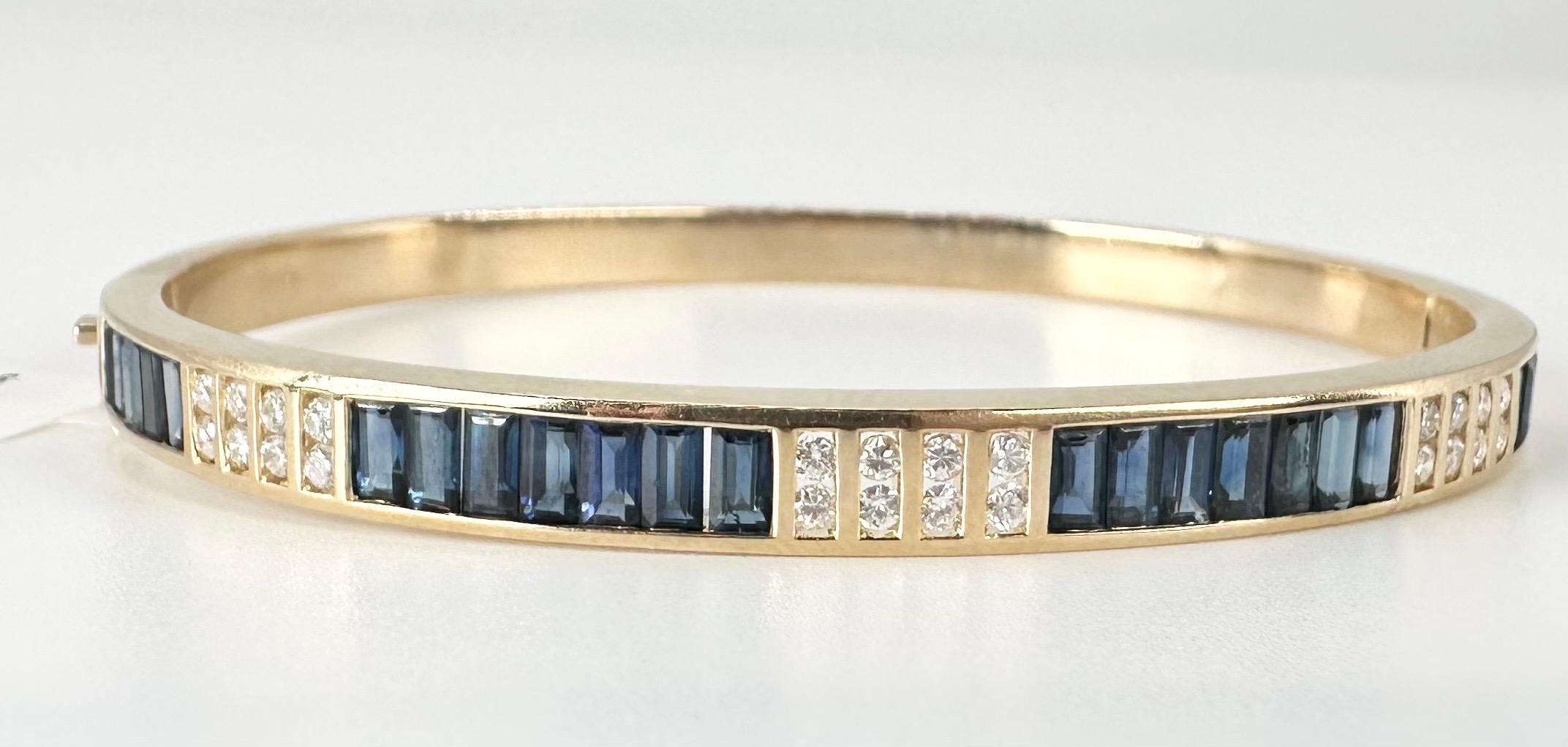 Bracelet jonc en or jaune 18 carats avec diamants et saphirs Neuf - En vente à Jupiter, FL
