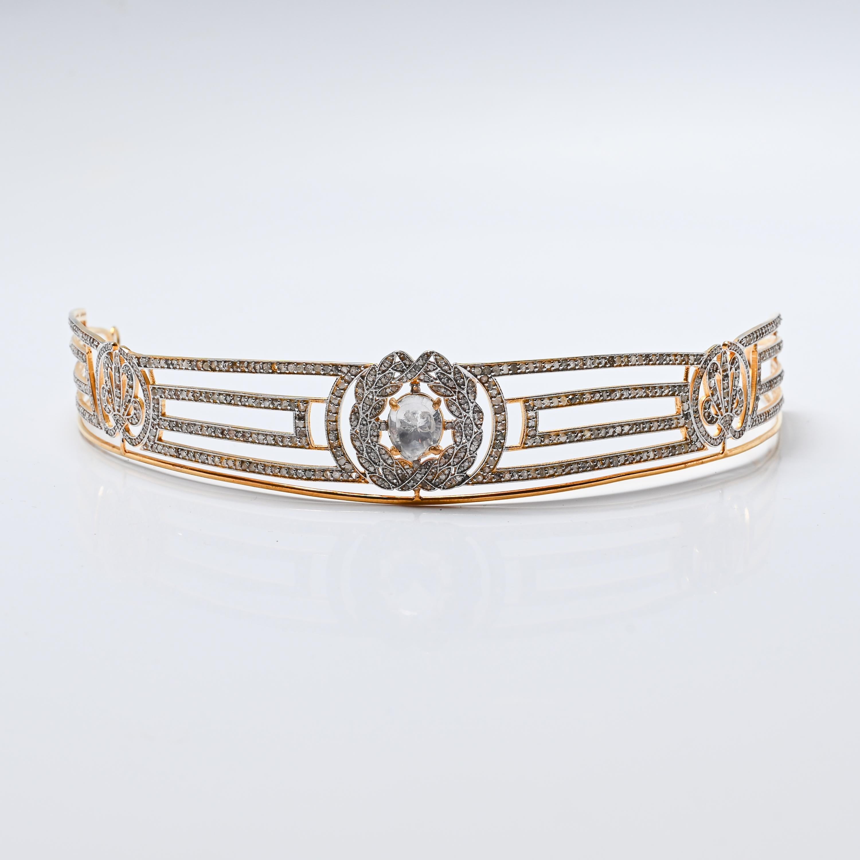 Esta tiara nupcial de diamantes y zafiros blancos fue hecha a mano por un hábil artesano de la India con oro sobre plata (vermeil). Esta tiara preciosa y elegante está perfectamente proporcionada y habla de gracia y sofisticación, no de pompa. 

No
