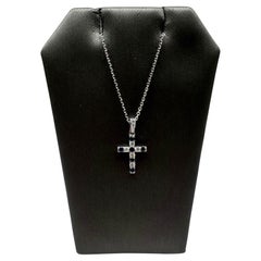 Collier croix en or blanc 10kt avec diamants et saphirs - 0.10ctw Diamonds, 16-18".