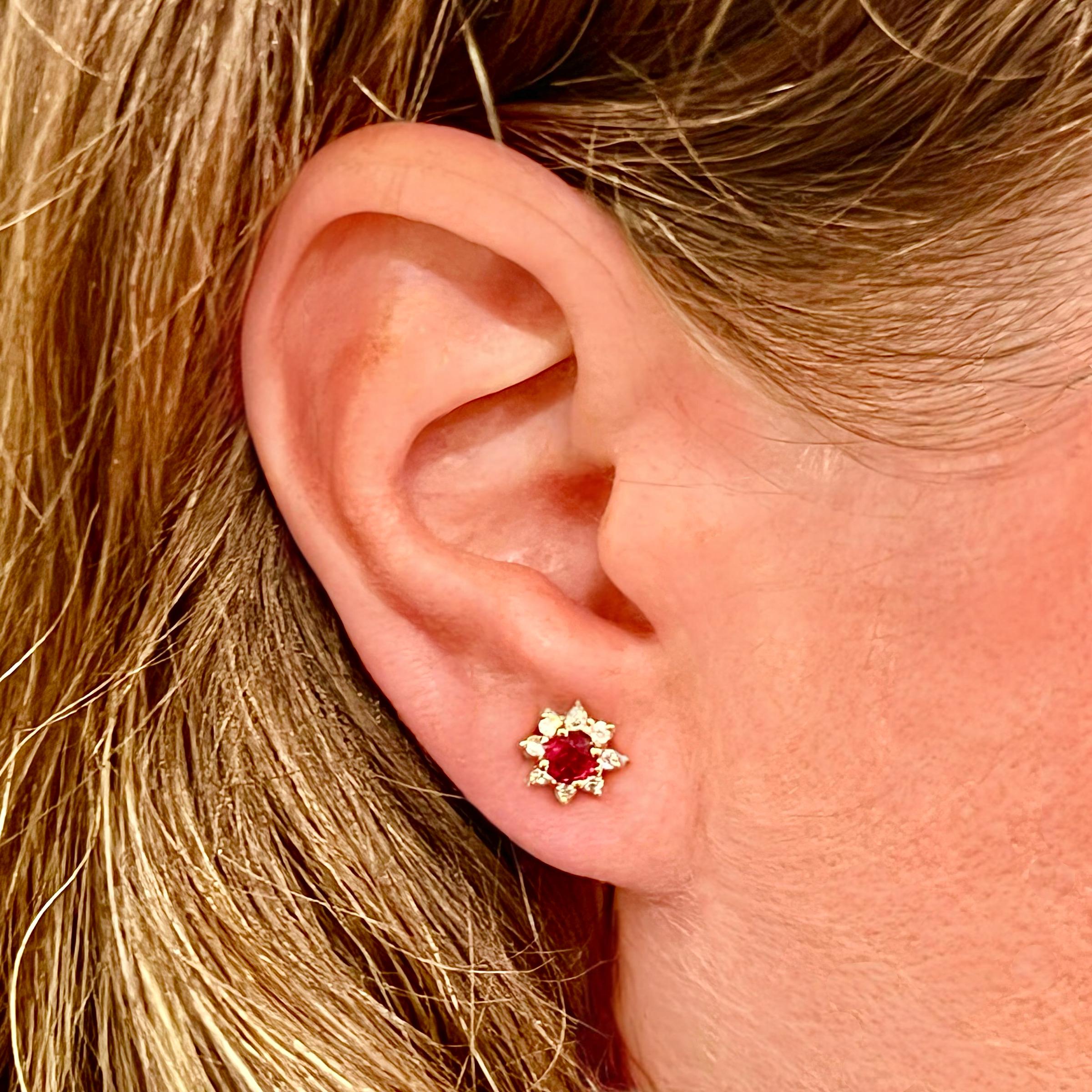 Orecchini con zaffiro naturale di qualità finemente sfaccettato e diamante in oro giallo 14k 0,66 TCW Certificato $1,950 017957

Questi eleganti orecchini a perno presentano zaffiri naturali finemente sfaccettati circondati da una scintillante