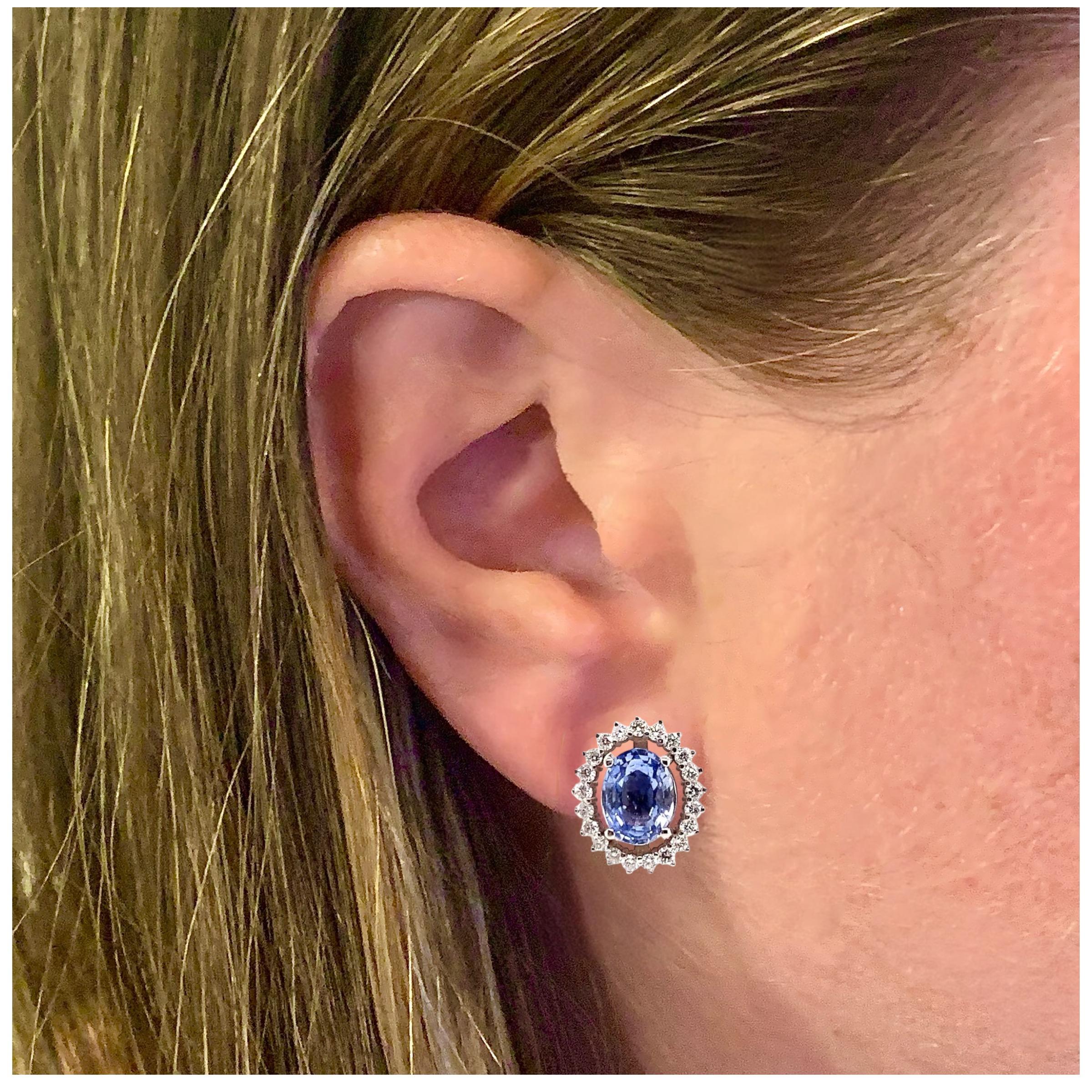 Orecchini con zaffiro di Ceylon di qualità naturale finemente sfaccettato e diamante aureolato in oro bianco 14k con 3,24 TCW  

Certificato $5,950 018655

Questi splendidi orecchini presentano zaffiri di Ceylon naturali e finemente sfaccettati in