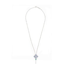 Collier pendentif clé abstraite en or blanc 18 carats, diamants, saphirs et émeraudes