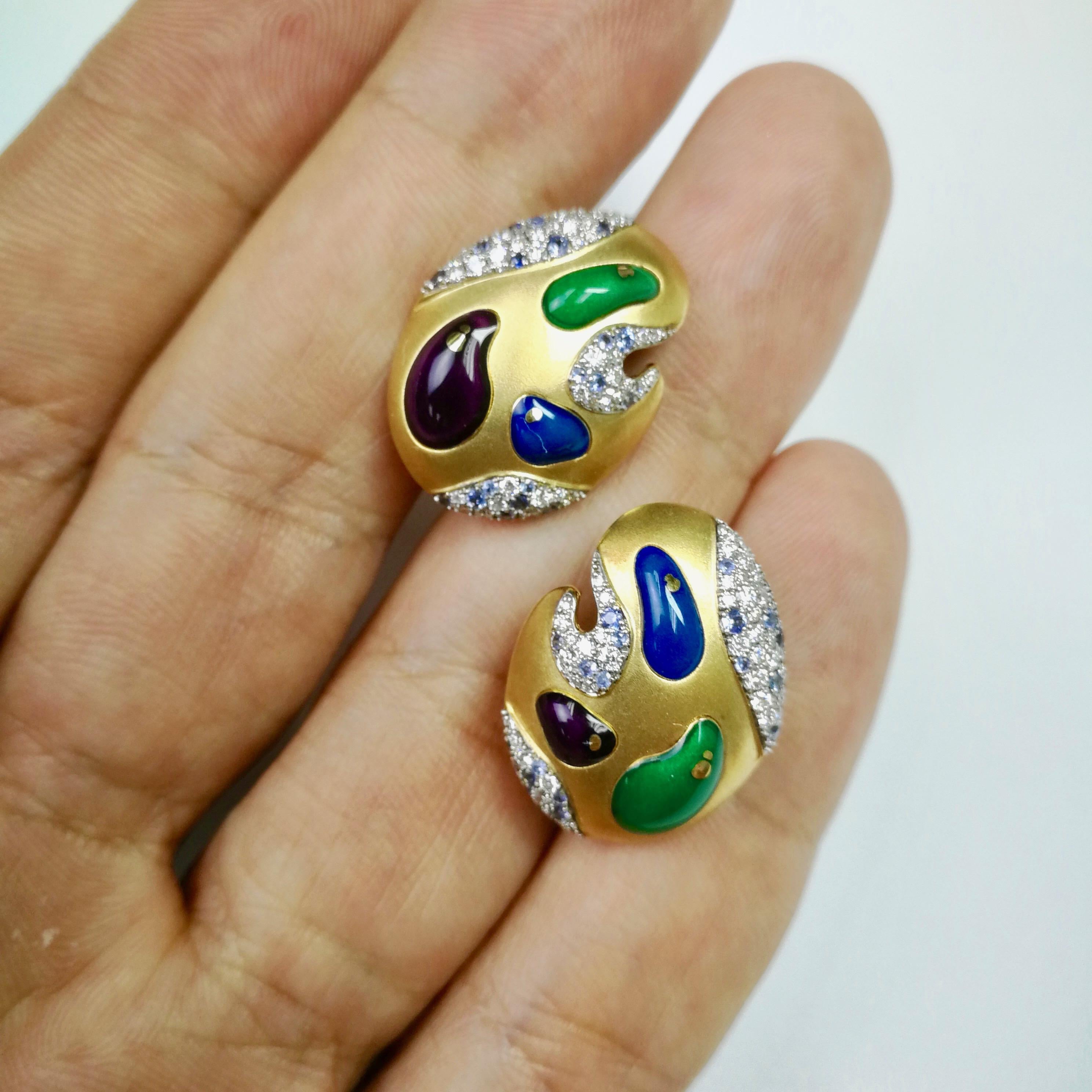 Diamant-Saphir-Emaille-Ohrringe aus 18 Karat Gelbgold Palette (Zeitgenössisch) im Angebot