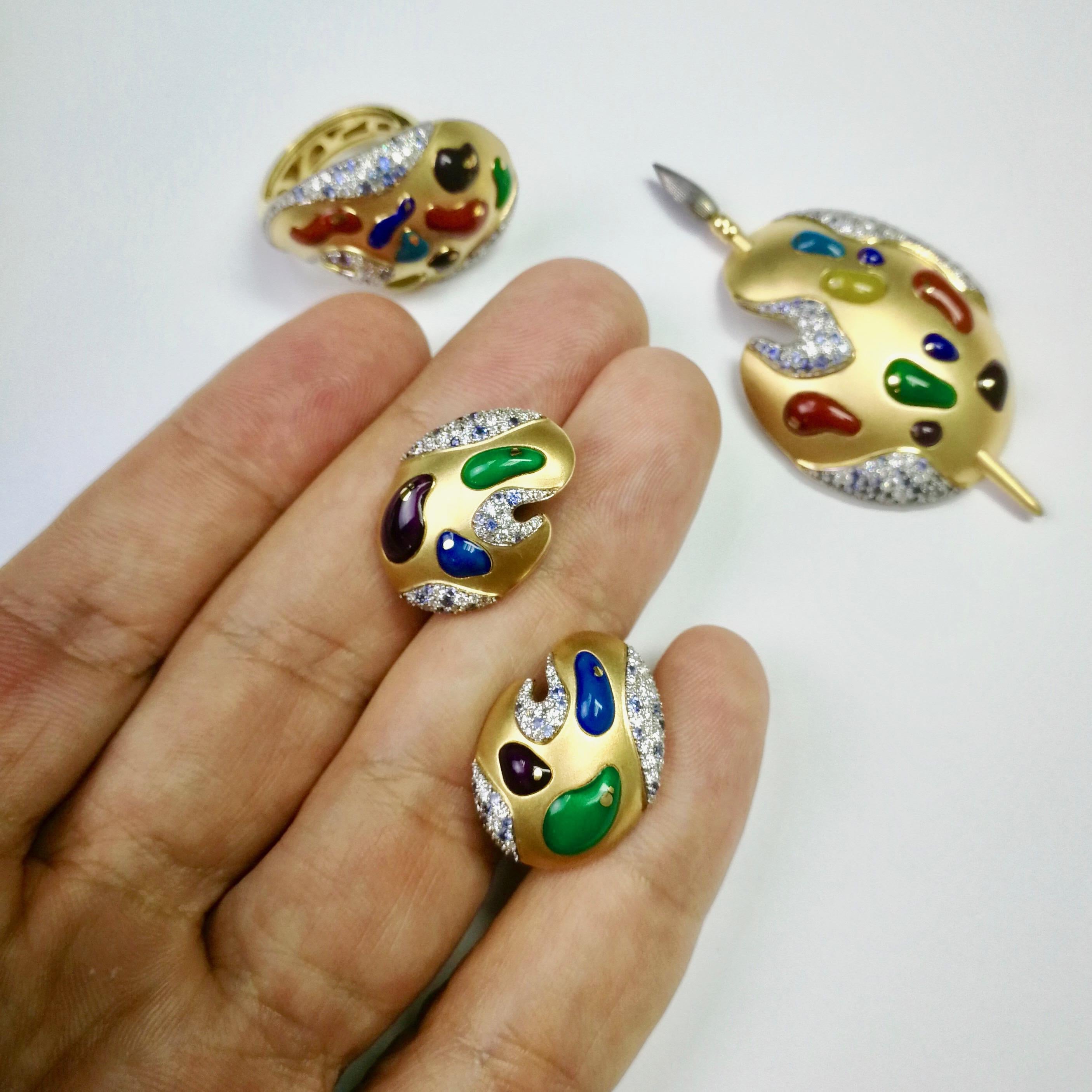 Diamant-Saphir-Emaille-Ohrringe aus 18 Karat Gelbgold Palette (Rundschliff) im Angebot