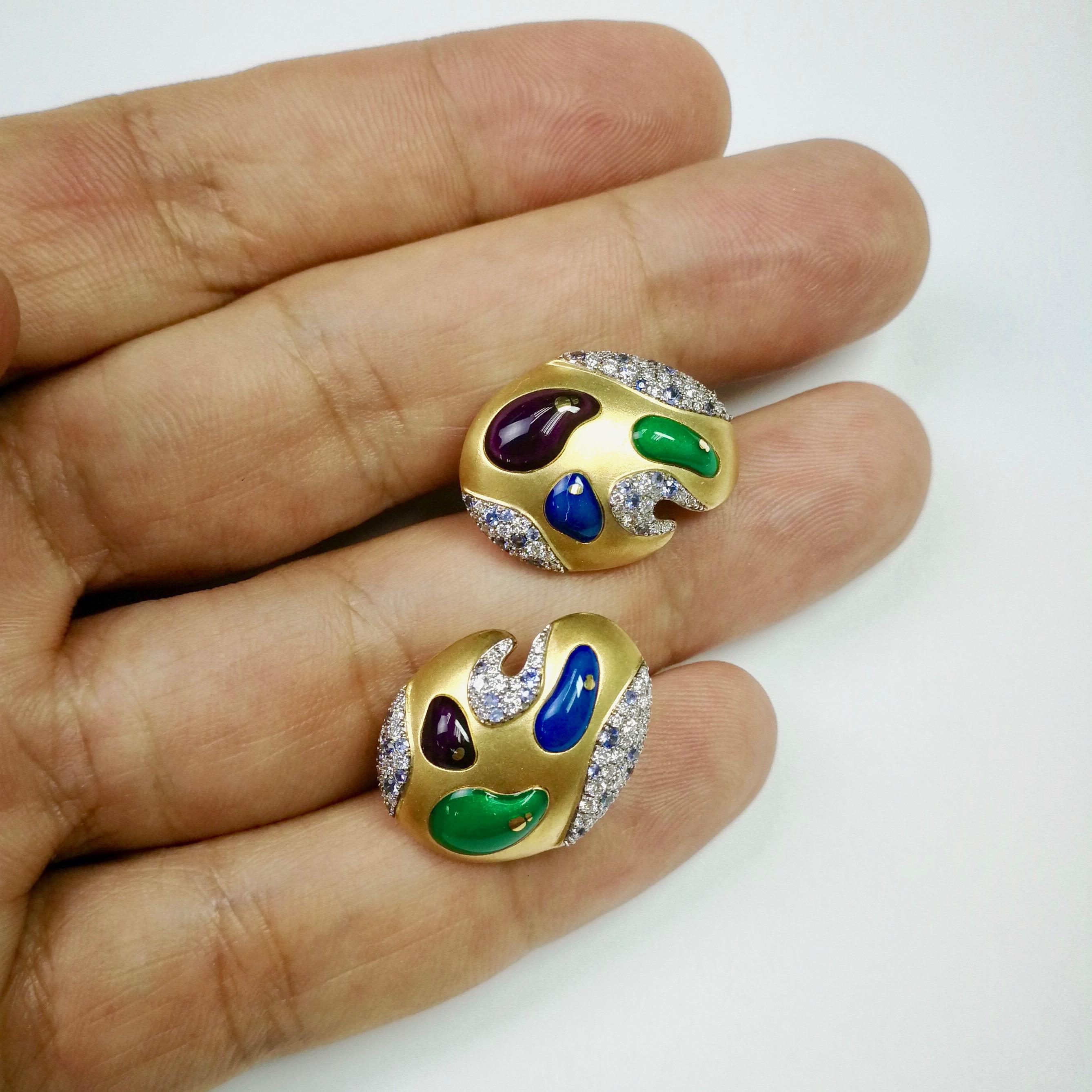 Diamant-Saphir-Emaille-Ohrringe aus 18 Karat Gelbgold Palette im Zustand „Neu“ im Angebot in Bangkok, TH