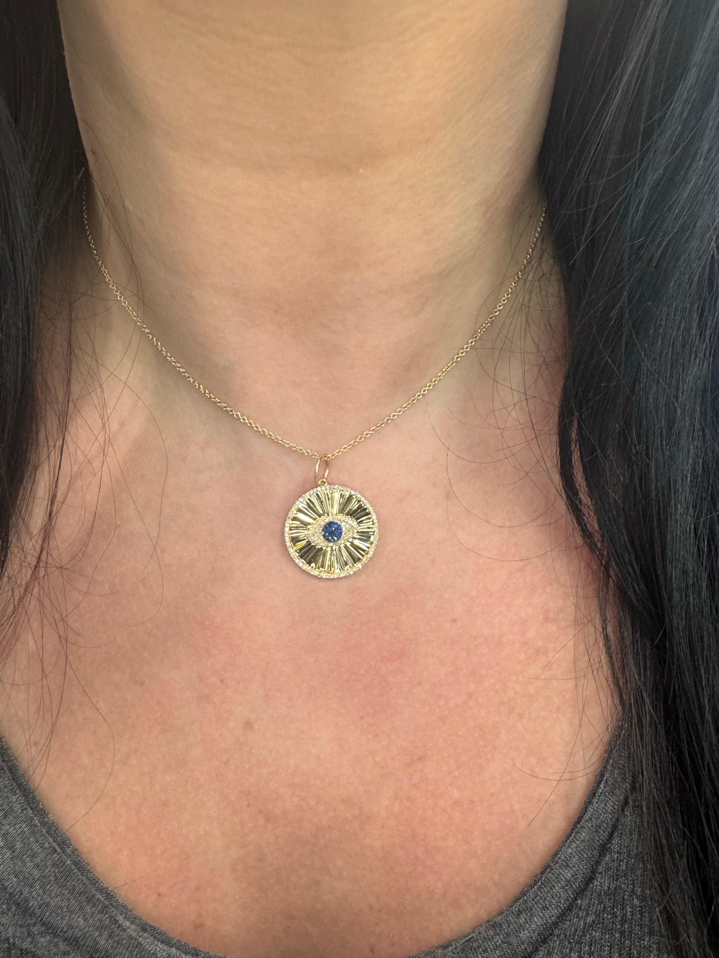 Contemporain Pendentif breloque Ray cannelé Evil Eye en or jaune 14 carats avec diamants et saphirs 0,42 carat en vente