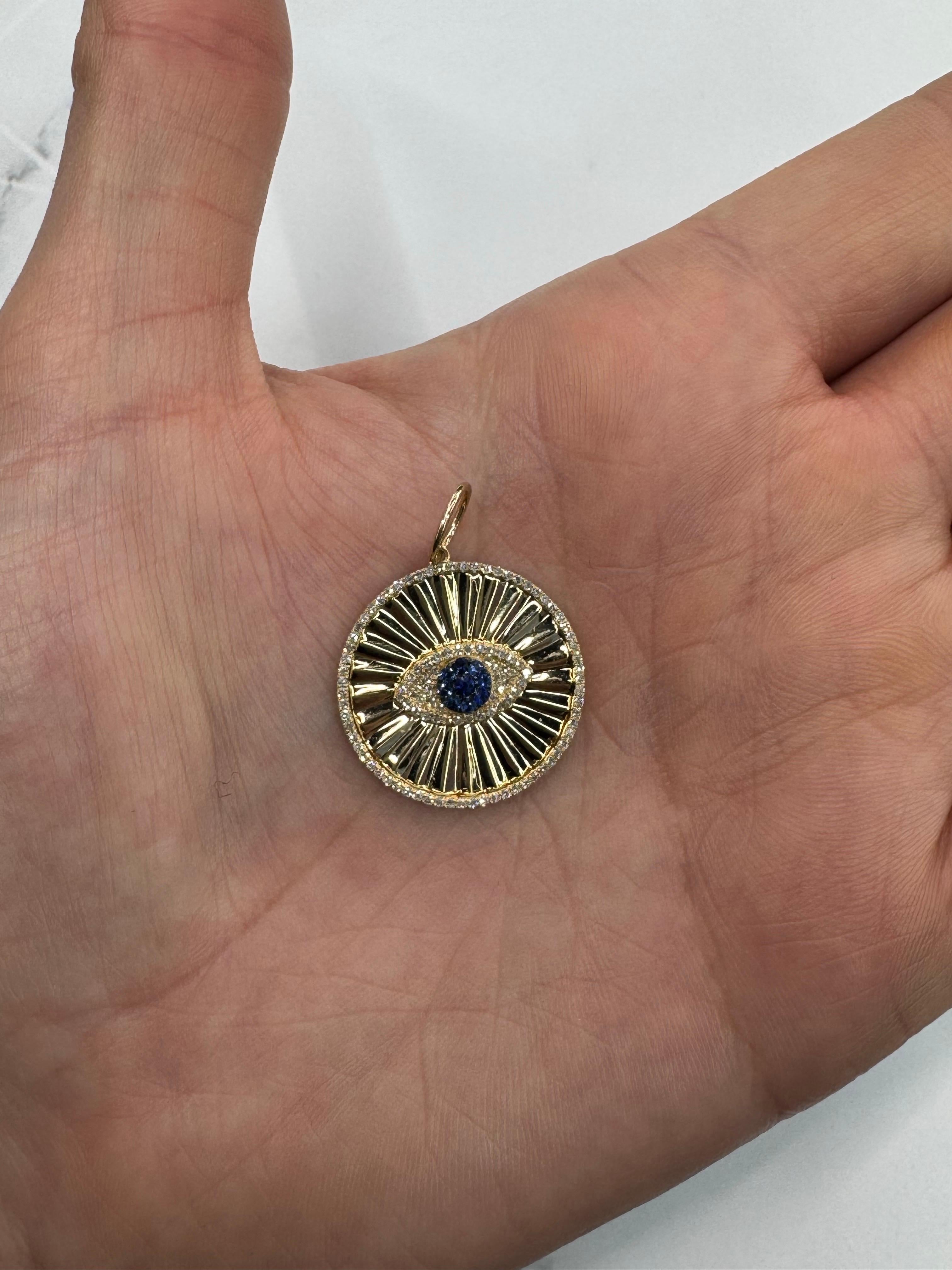 Pendentif breloque Ray cannelé Evil Eye en or jaune 14 carats avec diamants et saphirs 0,42 carat Pour femmes en vente
