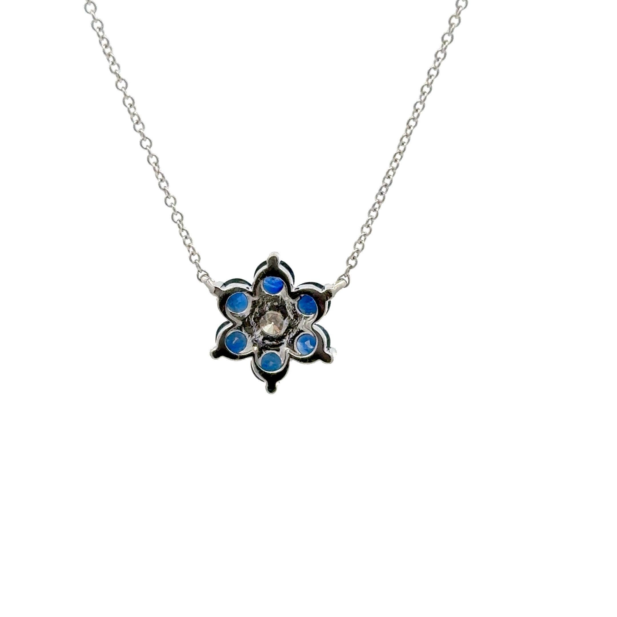 Collana a grappolo in oro bianco 14 carati con 6 zaffiri rotondi del peso di 1,20 carati e un diamante centrale di 0,18 carati.

Disponibile in tutti i diamanti.
Versione collana disponibile: Singola, a 3 sezioni e a 5 sezioni. 