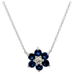 Collana con ciondolo floreale con zaffiro e diamanti 1,38 CTTW in oro bianco 14 carati