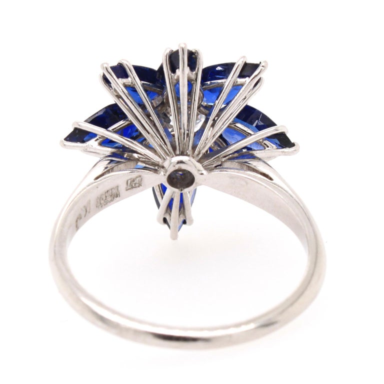 Diamond Sapphire Flower Cocktail Ring by Kern, 1980s In Excellent Condition For Sale In Idar-Oberstein, DE