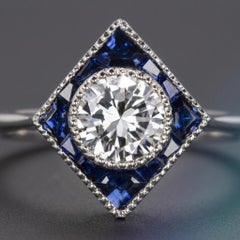 Anello geometrico con halo di diamanti e zaffiri in oro bianco 14k