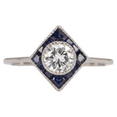 Anello geometrico con halo di diamanti e zaffiri in oro bianco 14k