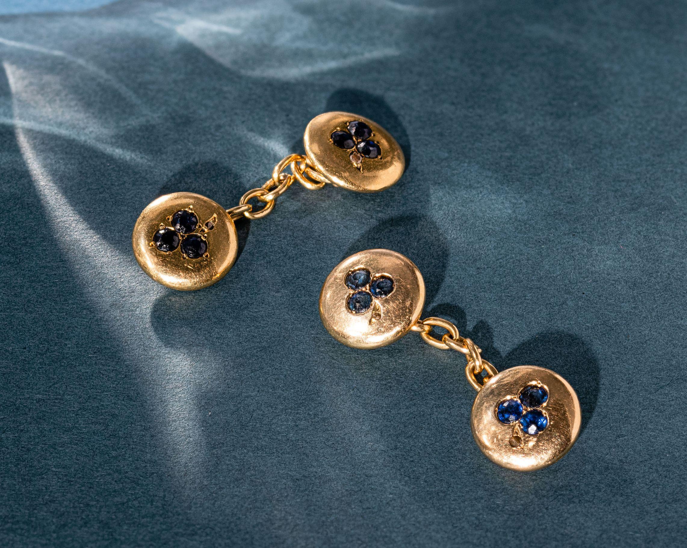 Delicate pair of golden cufflinks set with circular-cut sapphires and rose-cut diamonds in a clover motif.
Late 19th century, french import assay marks.
These lovely cufflinks complement any ensemble.