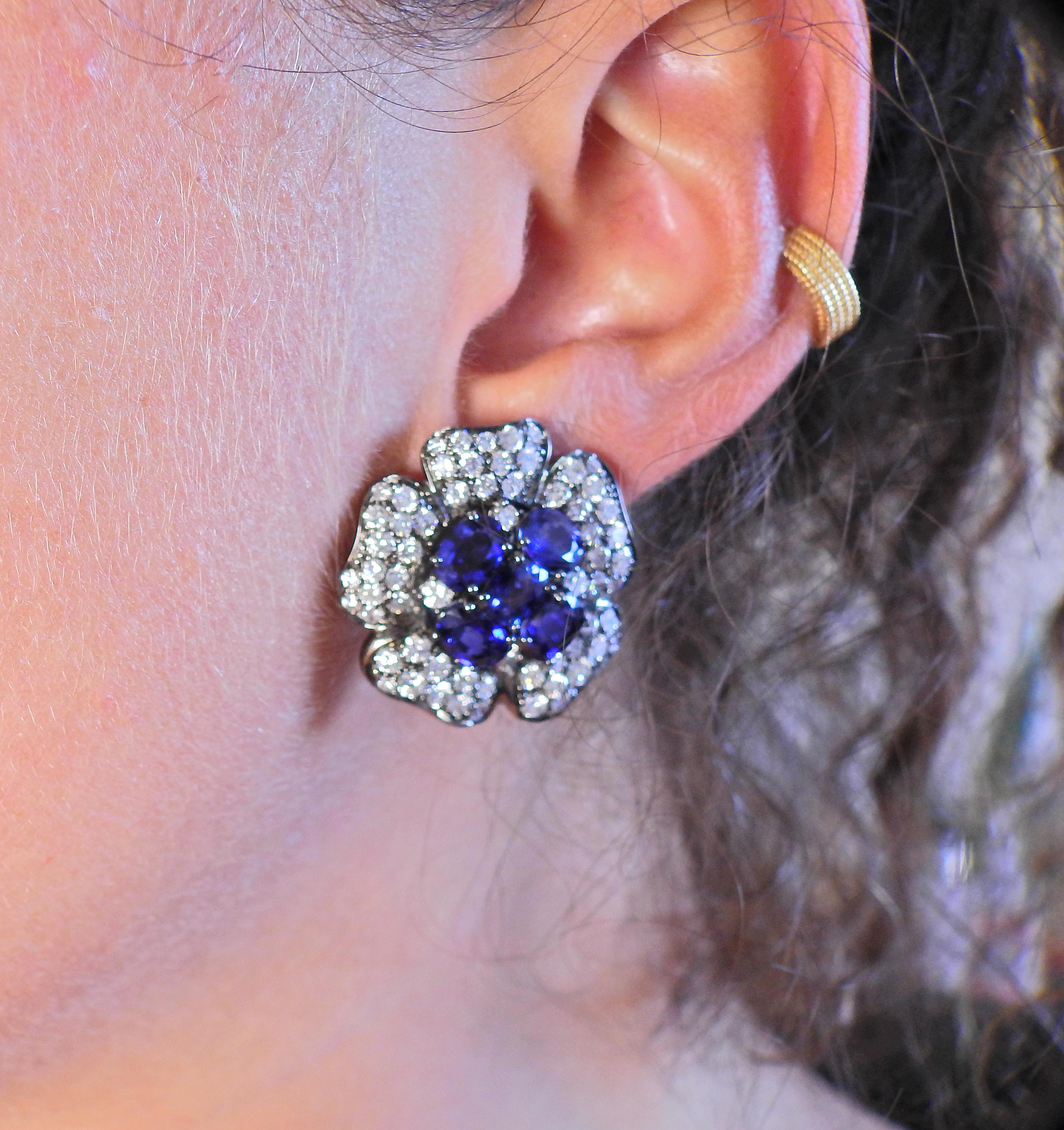 Boucles d'oreilles fleurs en or diamant saphir Excellent état - En vente à New York, NY