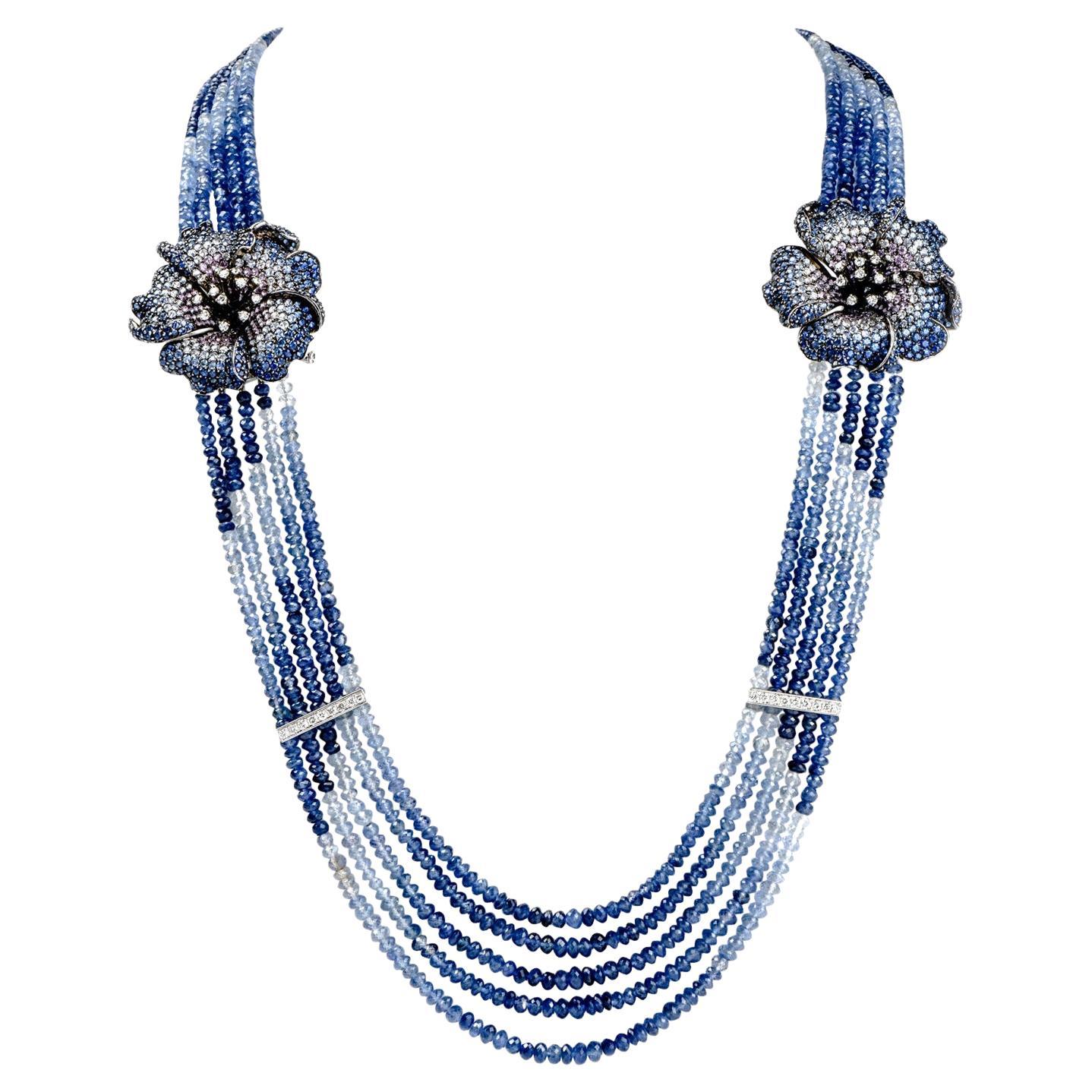  Mehrstrangige Perlenkette und Doppelblumenbroschen mit Diamanten, Saphiren und Goldperlen im Angebot