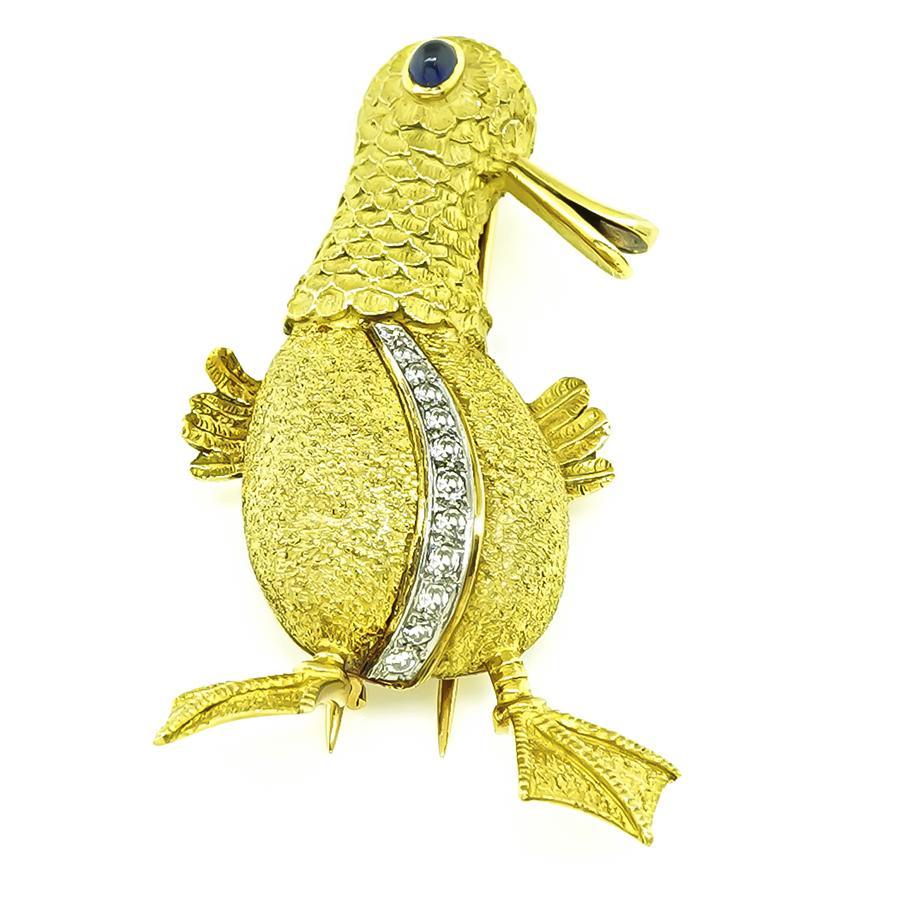 Se trata de un encantador ornitorrinco de oro amarillo y blanco de 18 quilates. El alfiler está engastado con brillantes diamantes de talla redonda y detalles de zafiro cabujón. El pasador mide 52 mm por 29 mm y pesa 20,5 gramos.