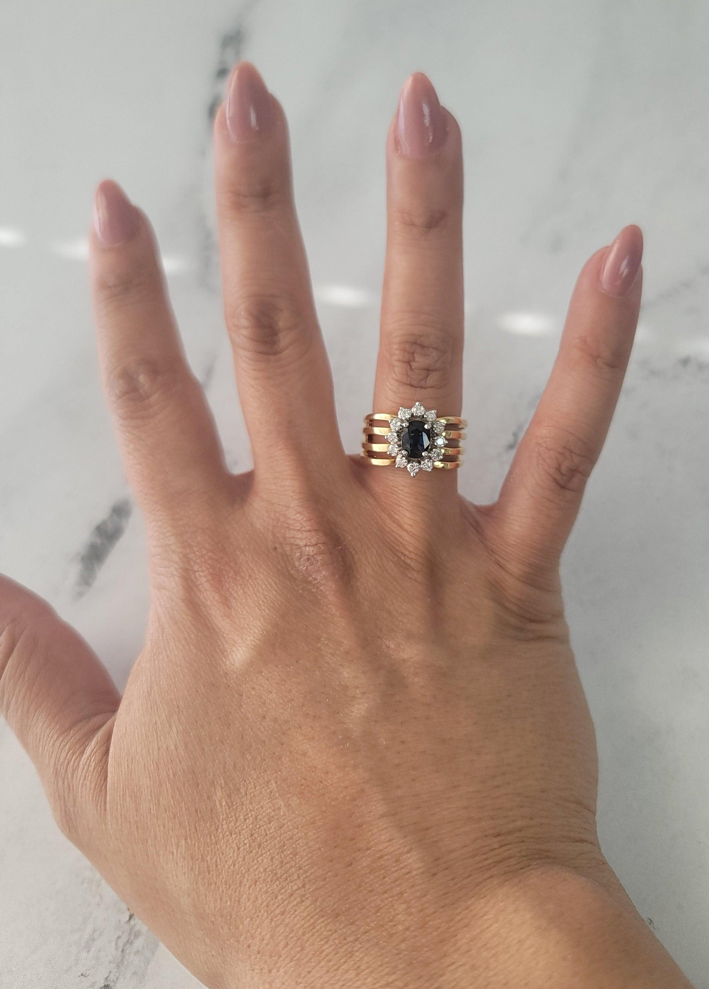 ♥ Riepilogo del prodotto ♥

Pietra principale: Zaffiro e diamanti
Circa. Peso totale dei carati: 1,25cttw
Peso in carati dello zaffiro: .75cttw
Peso in carati del diamante: .50cttw
Materiale della fascia: Oro giallo 14k
Taglio della pietra: Ovale e