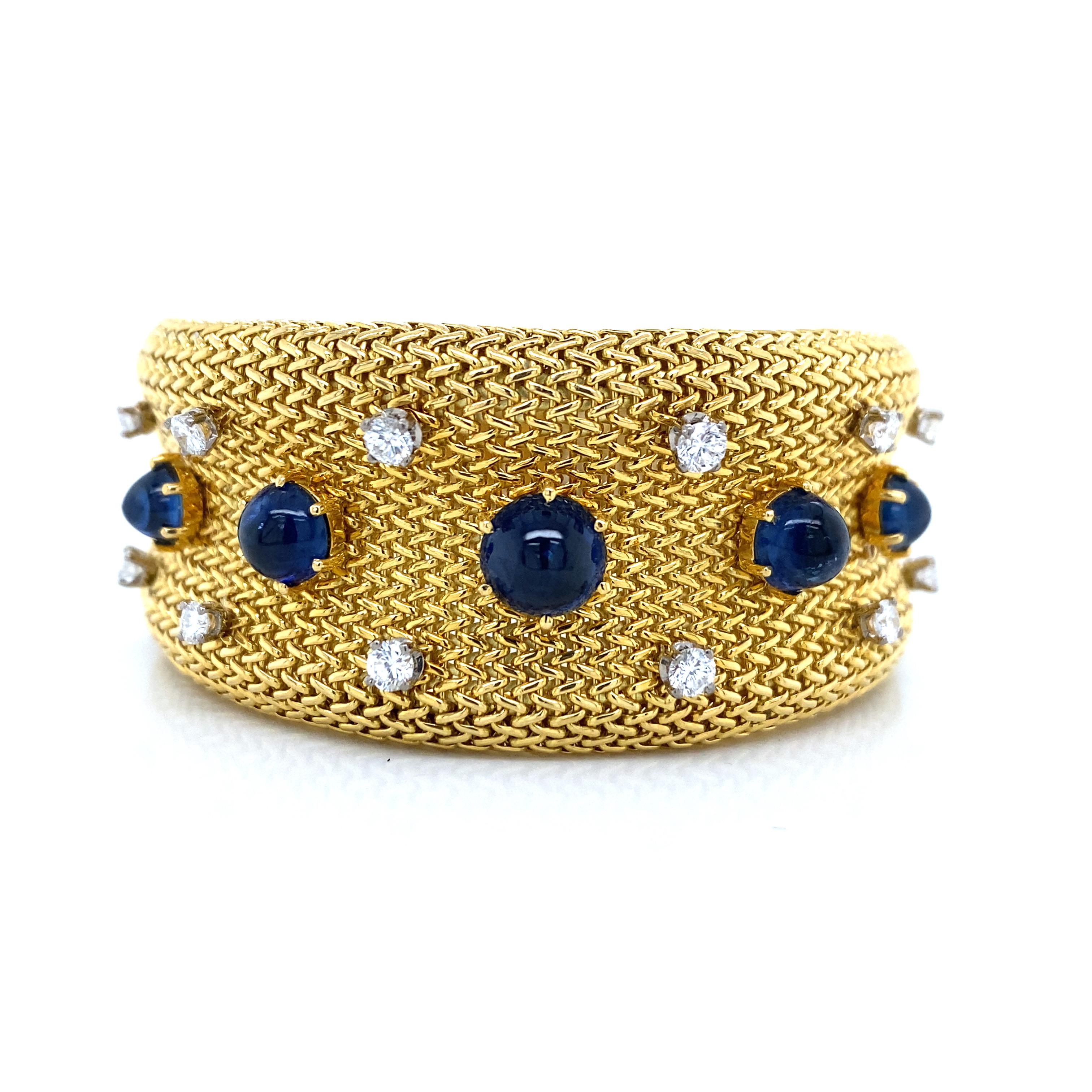Diamant-Saphir-Masche 18K Gelbgold Armband.  (5) blaue Cabochon-Saphire mit einem Gewicht von 9,0 Karat und (12) runde Diamanten im Brillantschliff mit einem Gesamtgewicht von 1,02 Karat, F-G in der Farbe und VS in der Reinheit sind fachmännisch