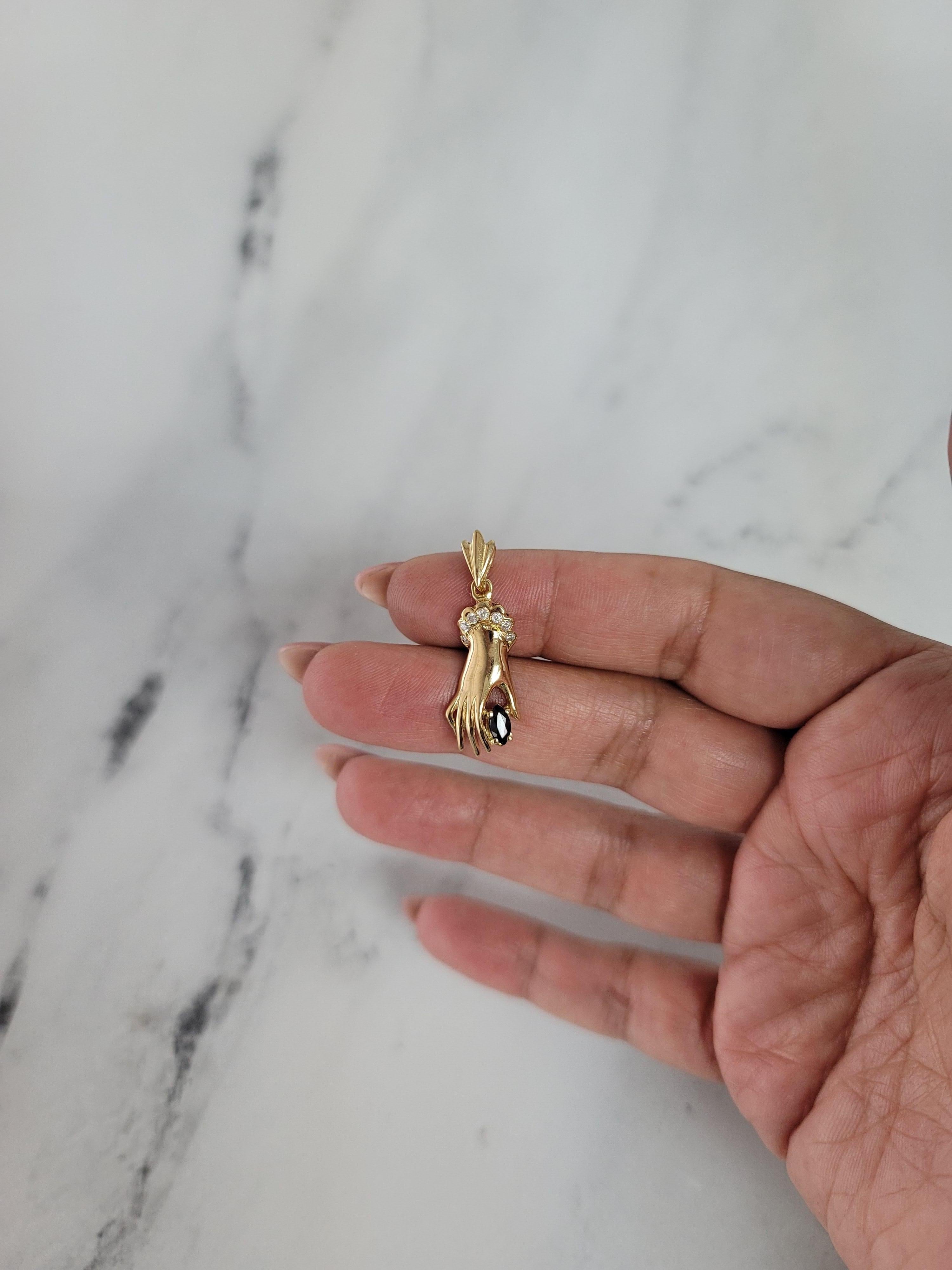 Diamant & Saphir Mudra Hand Halskette 14k Gelbgold (Marquiseschliff) im Angebot