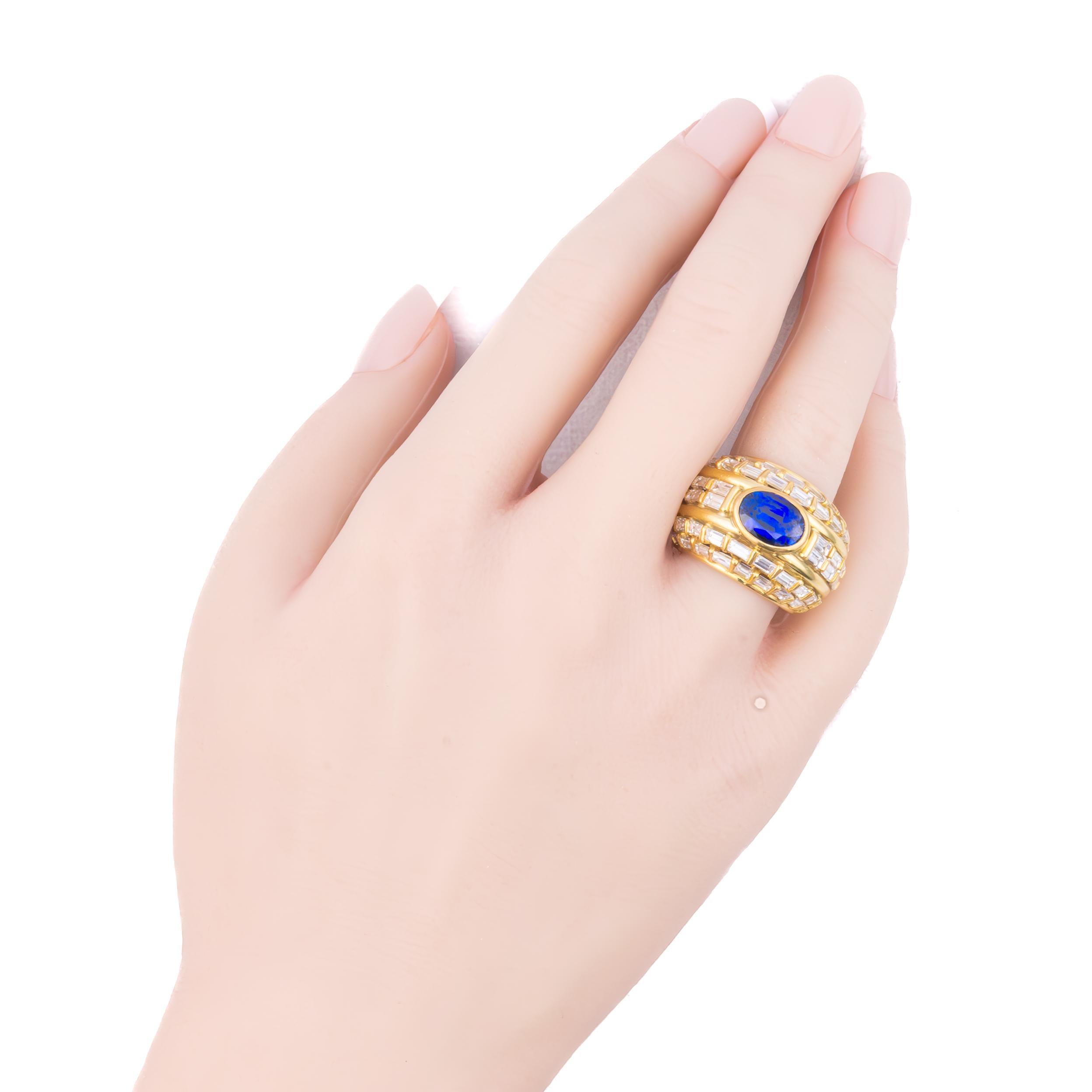 Bague dôme à plusieurs rangs de diamants et de saphirs

Description :
Bague dôme audacieuse en or jaune 18 carats, centrée sur un saphir ovale d'un bleu profond. Le saphir est serti en chaton et encadré par des rangées de diamants taille baguette