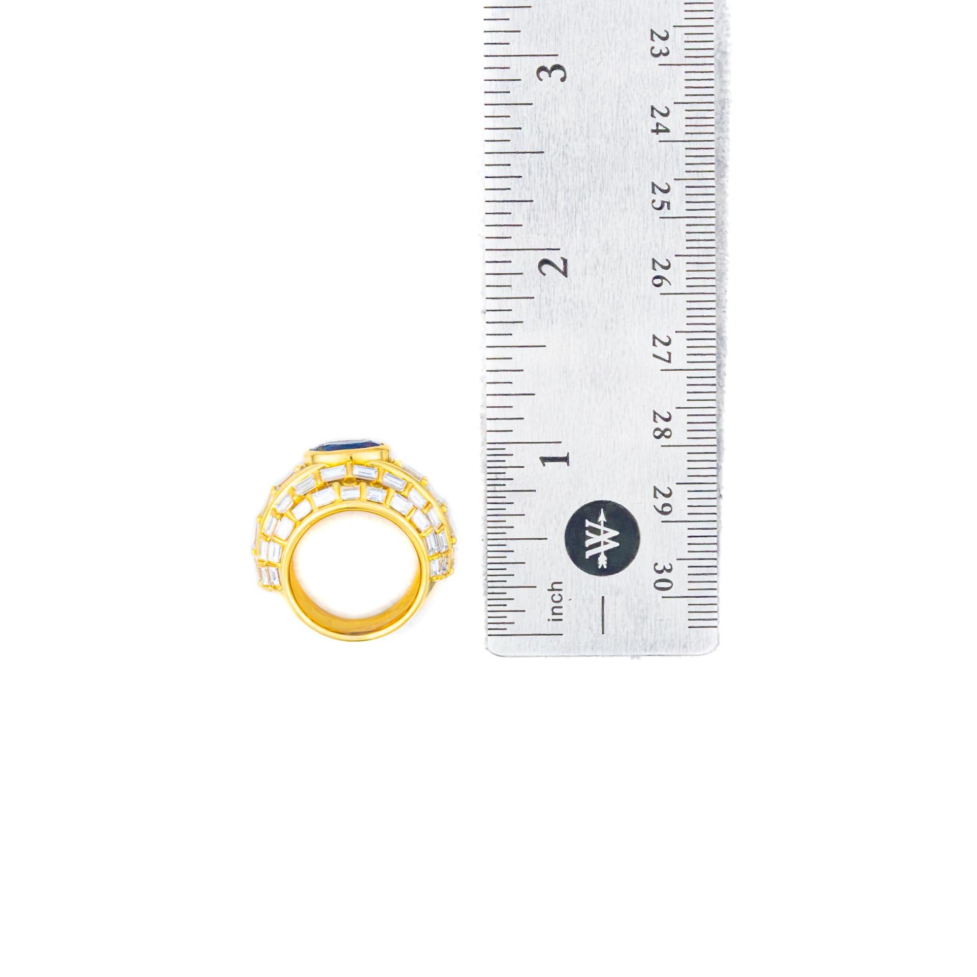 Taille émeraude Bague dôme à plusieurs rangs de diamants et de saphirs en vente