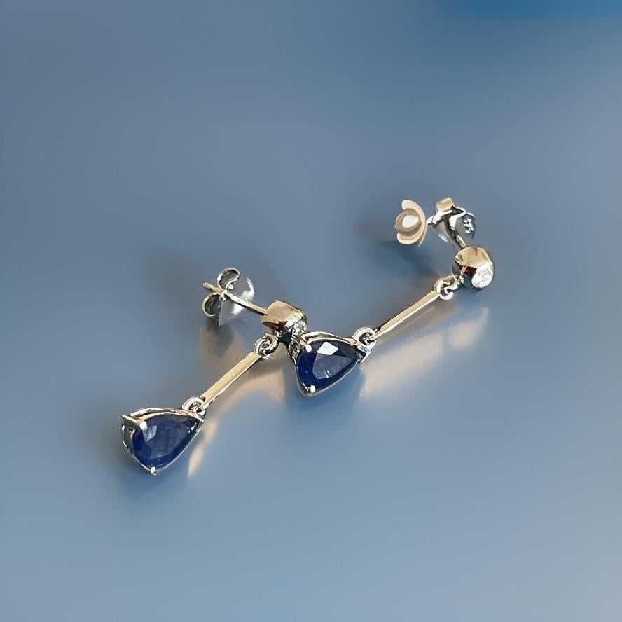 DIAMOND & SAPPHIRE PEAR SHAPE BAR DROPS IN 9CT WHITE Gold For Sale 1
