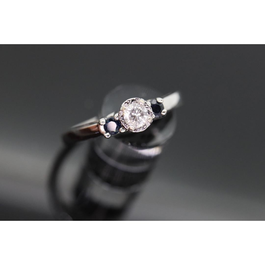 Vintage By aus den 1980er Jahren
MATERIALIEN: Gold
Edelstein: Diamant
Edelsteinfarbe: Farblos
Bandfarbe: Weiß

Stil: Art deco

Sehr schöne Trilogie Diamant und Saphir Verlobungsring oder Promise Ring.

Zustand: Qualität gemacht