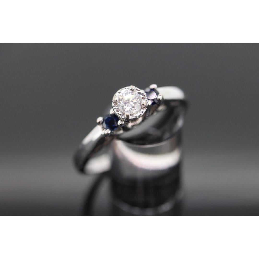 Diamant-Saphir-Ring. 14k Weißgold Diamant-Saphir- Solitär. Trilogie Trio (Rundschliff) im Angebot