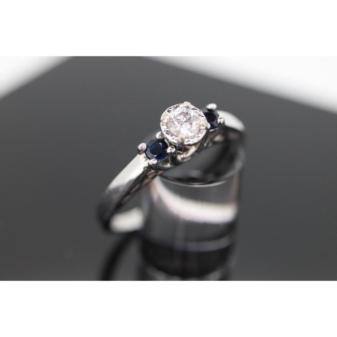 Diamant-Saphir-Ring. 14k Weißgold Diamant-Saphir- Solitär. Trilogie Trio im Angebot 1