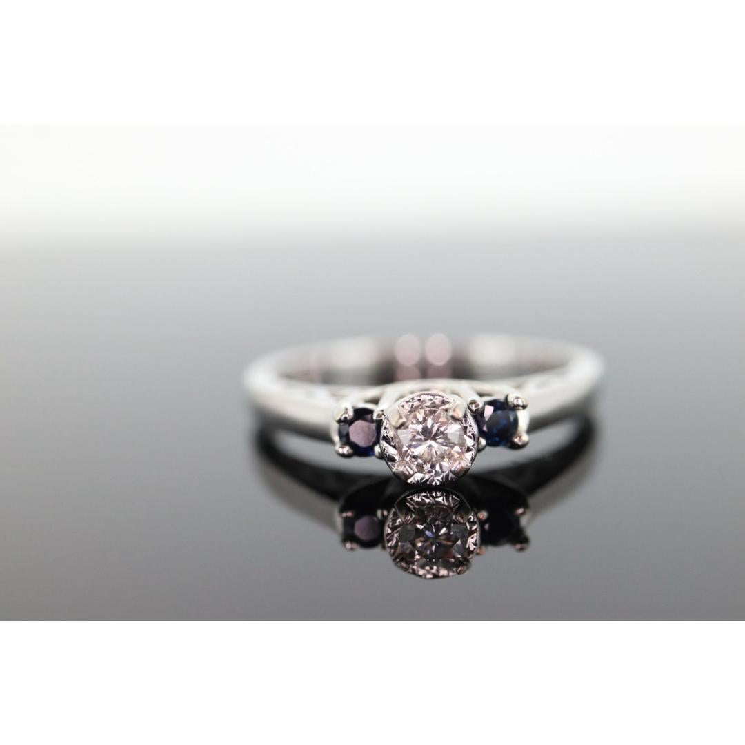 Diamant-Saphir-Ring. 14k Weißgold Diamant-Saphir- Solitär. Trilogie Trio im Angebot 3
