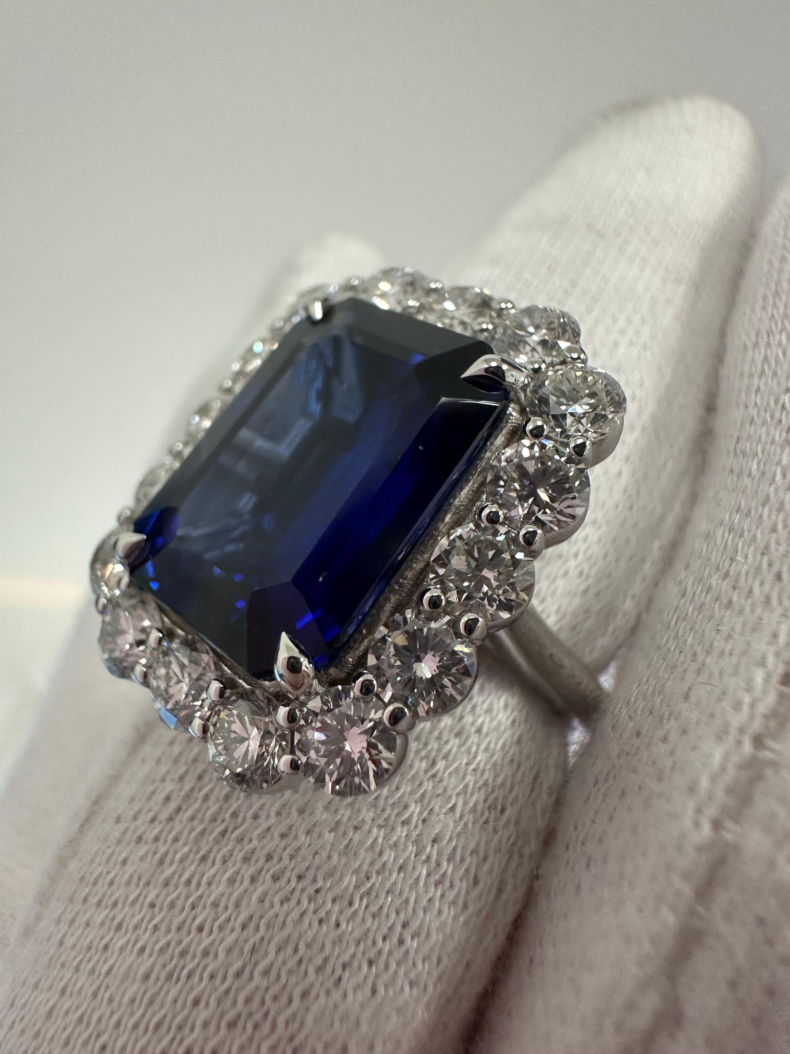 Anillo de compromiso que habla por sí mismo, hecho a la perfección con un gran zafiro central y diamantes en un halo, el centro es de 10 quilates, los diamantes alrededor son de 4 quilates. Los diamantes son de claridad VS y color F, el anillo está
