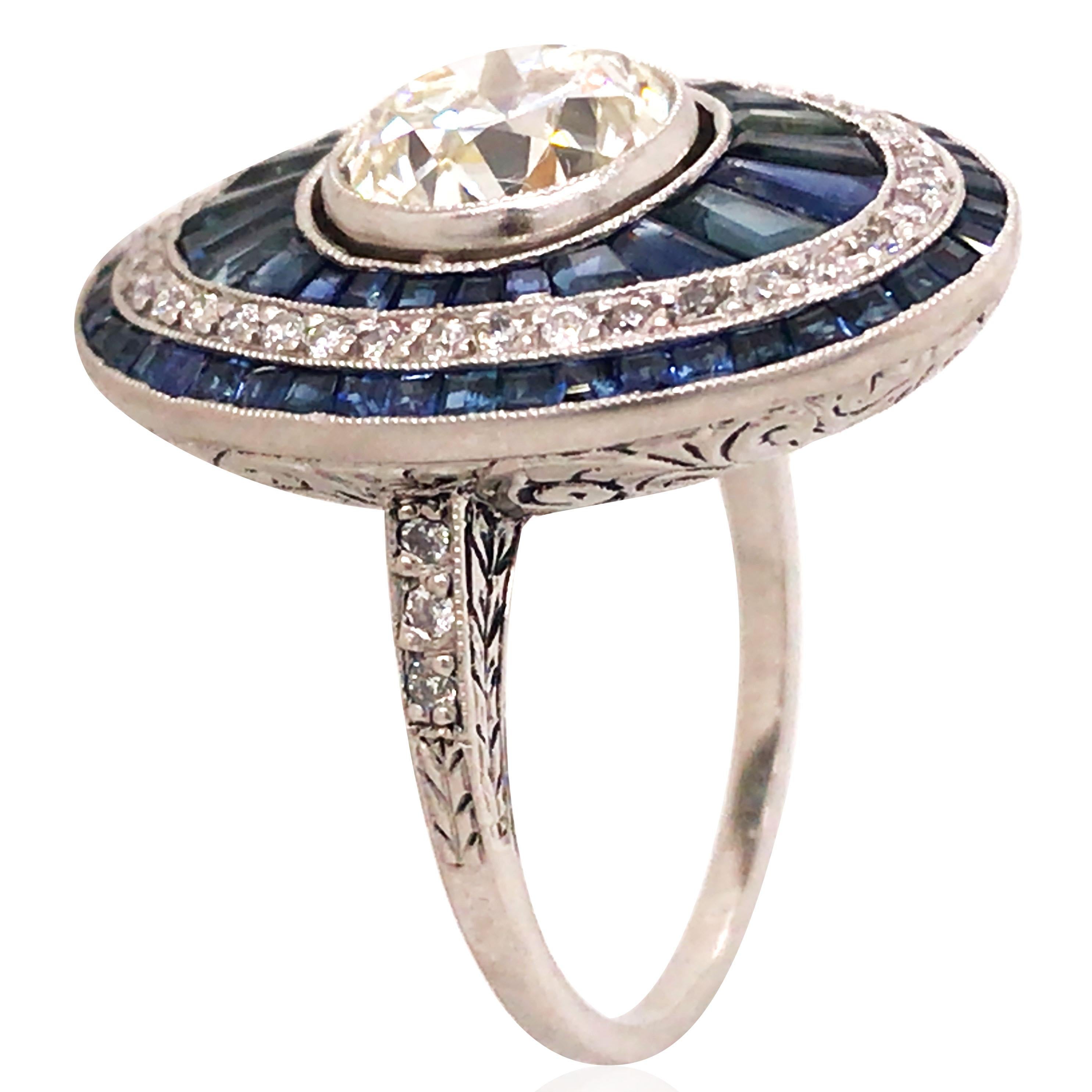 Dieser Art-Déco-Ring besticht durch sein außergewöhnliches Design und seine Handwerkskunst. In der Mitte befindet sich ein atemberaubender Diamant von 2,1 Karat, umgeben von 70 speziell geschliffenen Saphiren von insgesamt ca. 2 Karat mit tiefen und