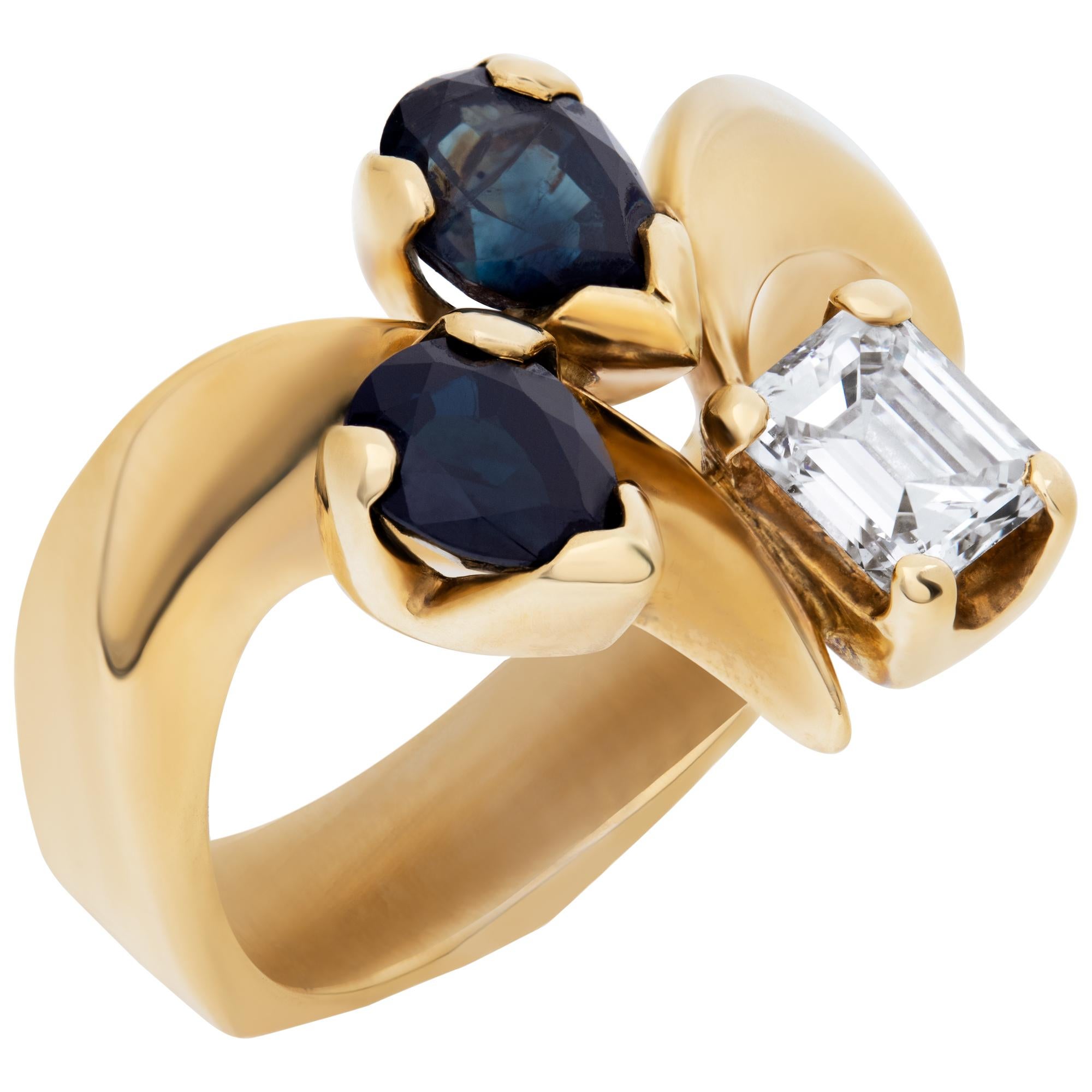 Diamond & sapphire ring in 14k yellow gold. In Excellent Condition For Sale In Surfside, FL