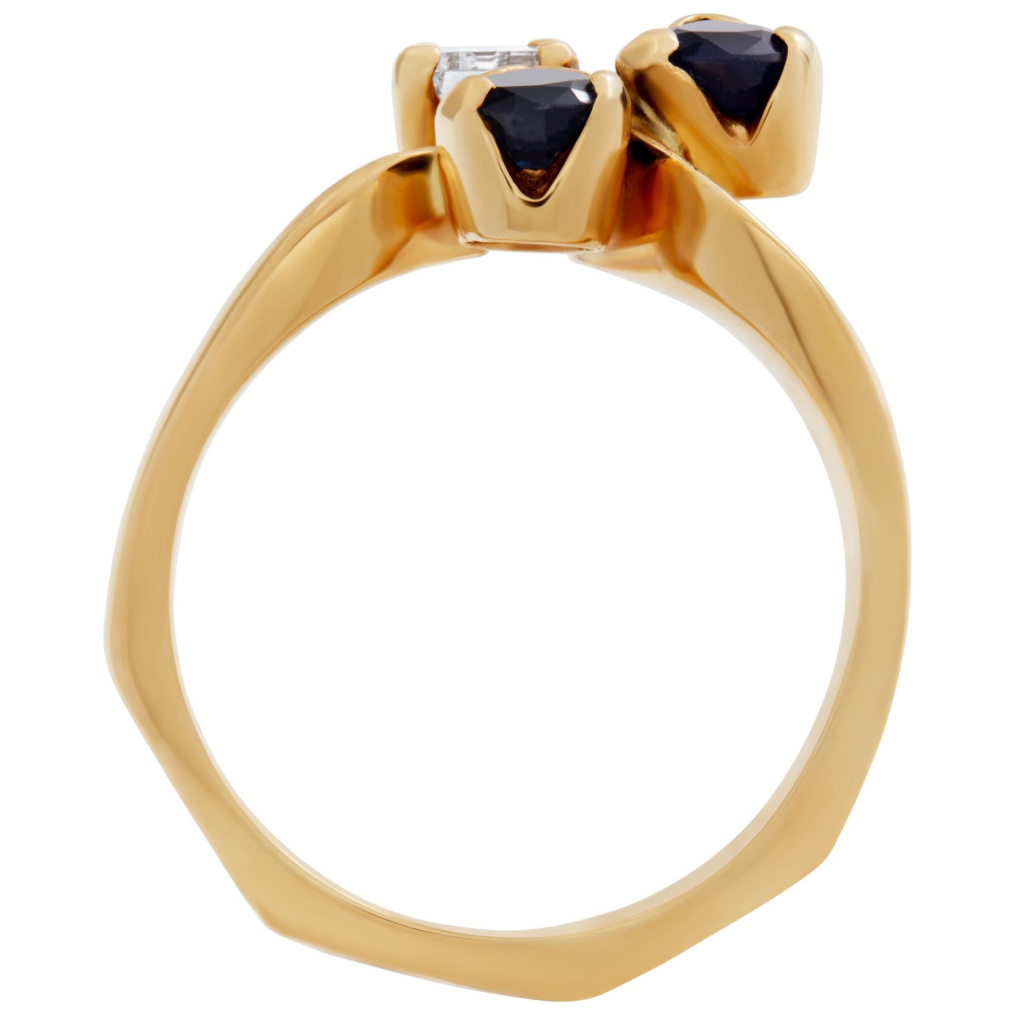 Diamond & Sapphire Ring in 14k Yellow Gold In Excellent Condition For Sale In Surfside, FL