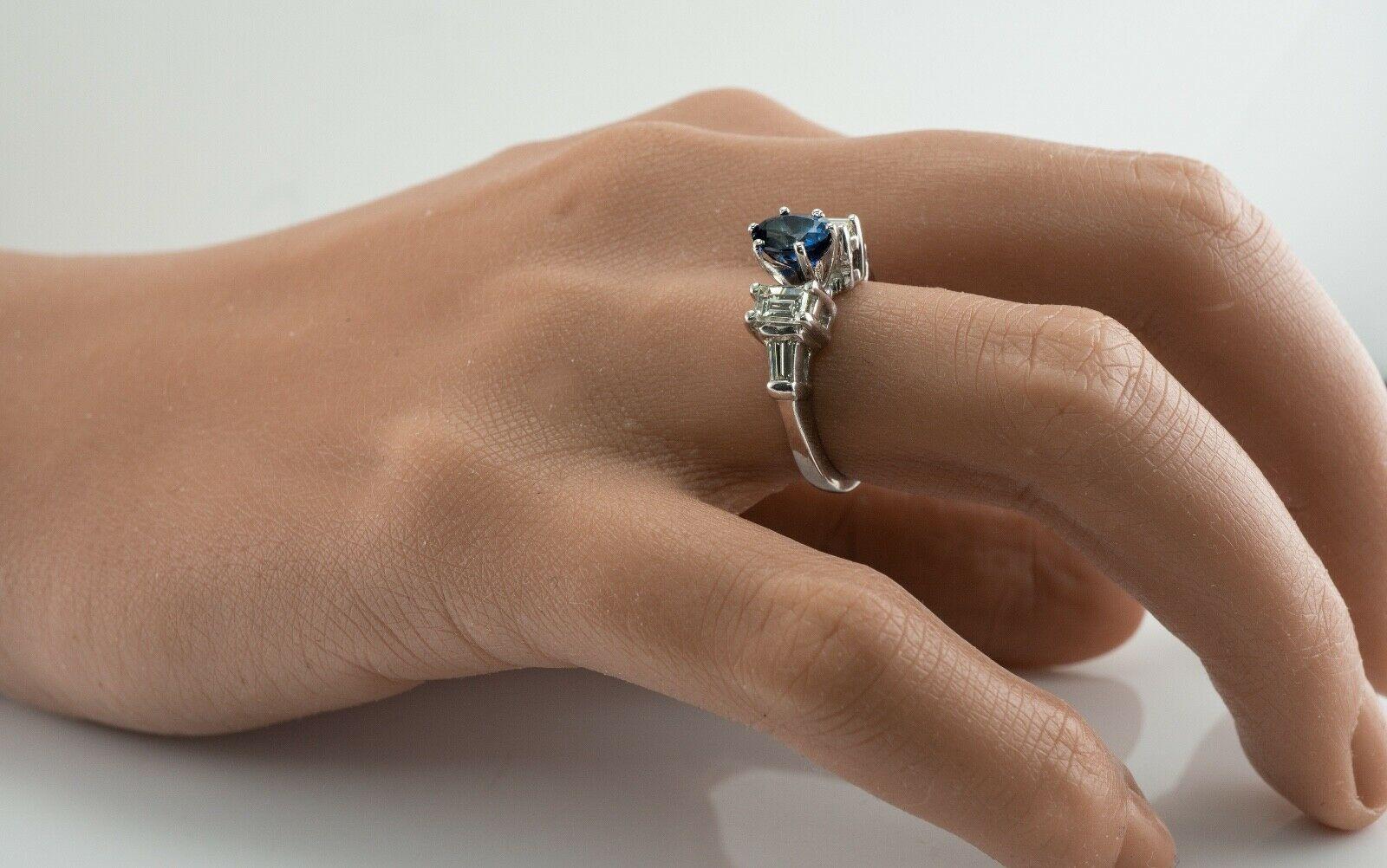 Donna Anello con diamante e zaffiro Anello di fidanzamento in platino in vendita