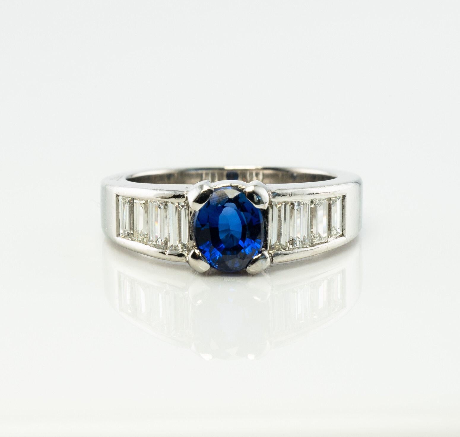 Anello con diamante e zaffiro in platino Vintage di L.Prals

Questo anello di design assolutamente straordinario è finemente realizzato in platino (timbrato) e presenta anche un marchio di garanzia sulla galleria (si prega di vedere l'immagine del