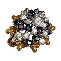 Bague cocktail en or blanc avec halo amovible en diamants et saphirs