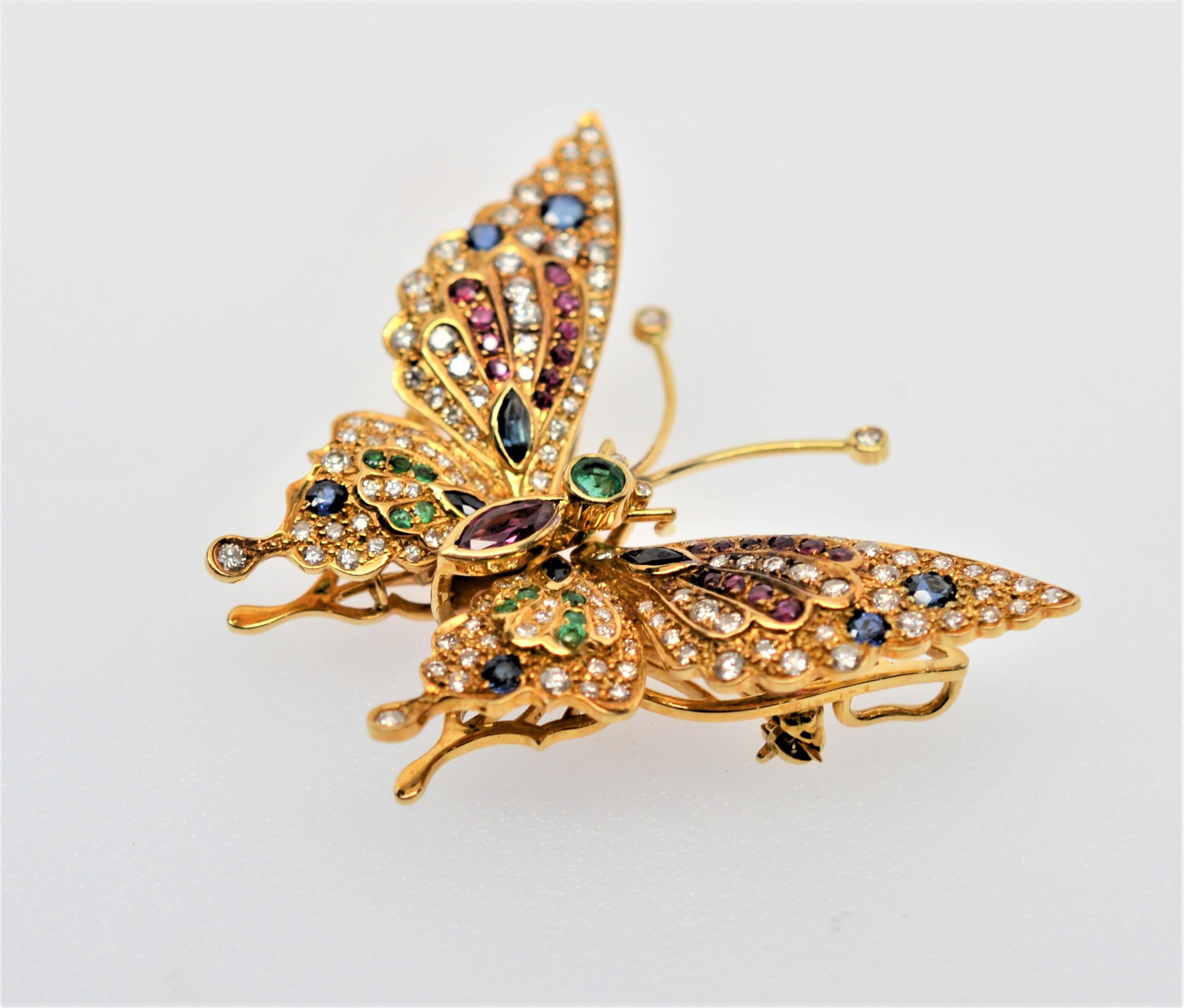  Diamant Saphir Rubin Smaragd Gelbgold Flatterhafter Schmetterling Brosche Anhänger (Rundschliff) im Angebot
