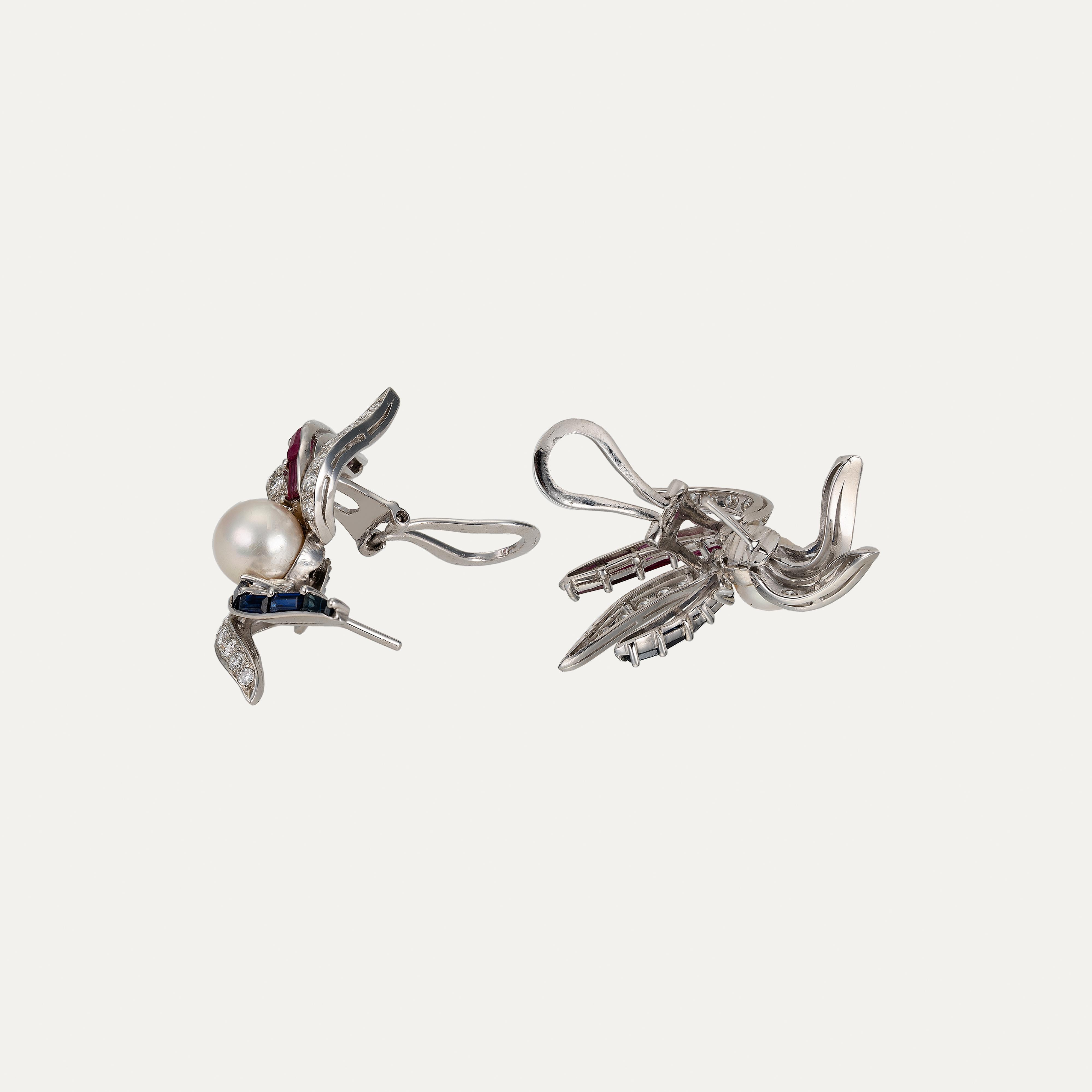 Célébration intemporelle de la couleur, de l'artisanat et de l'élégance naturelle, ces boucles d'oreilles exquises sont une expression raffinée de l'inspiration florale et de l'art de la haute joaillerie. Méticuleusement fabriquée à la main en or