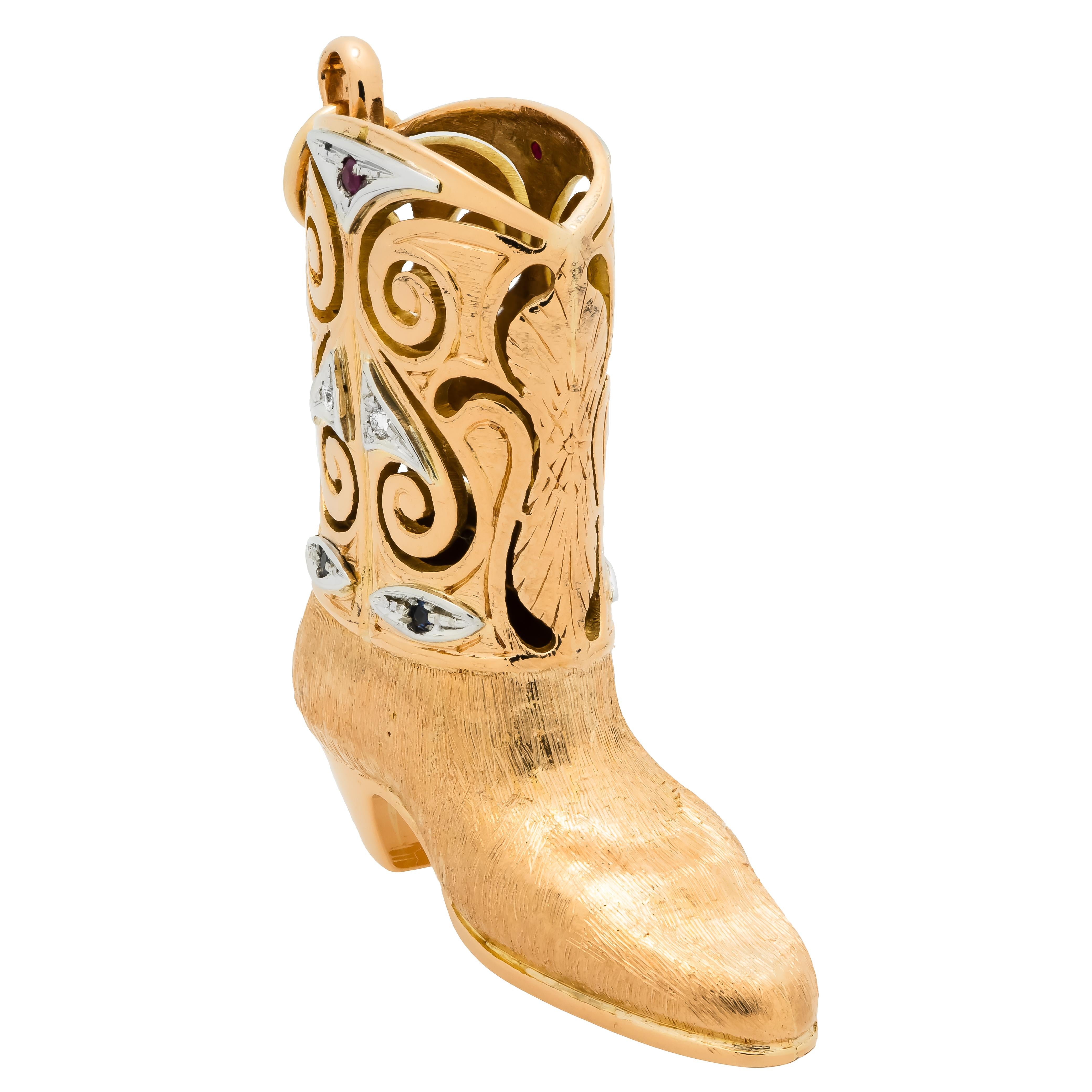 Colgante vintage de bota vaquera del oeste de los años 60, detallado a mano en 3D, en oro macizo de 14 quilates engastado con diamantes, zafiros y rubíes auténticos. Engastada con 4 diamantes redondos talla brillante, 4 zafiros azules redondos y 2