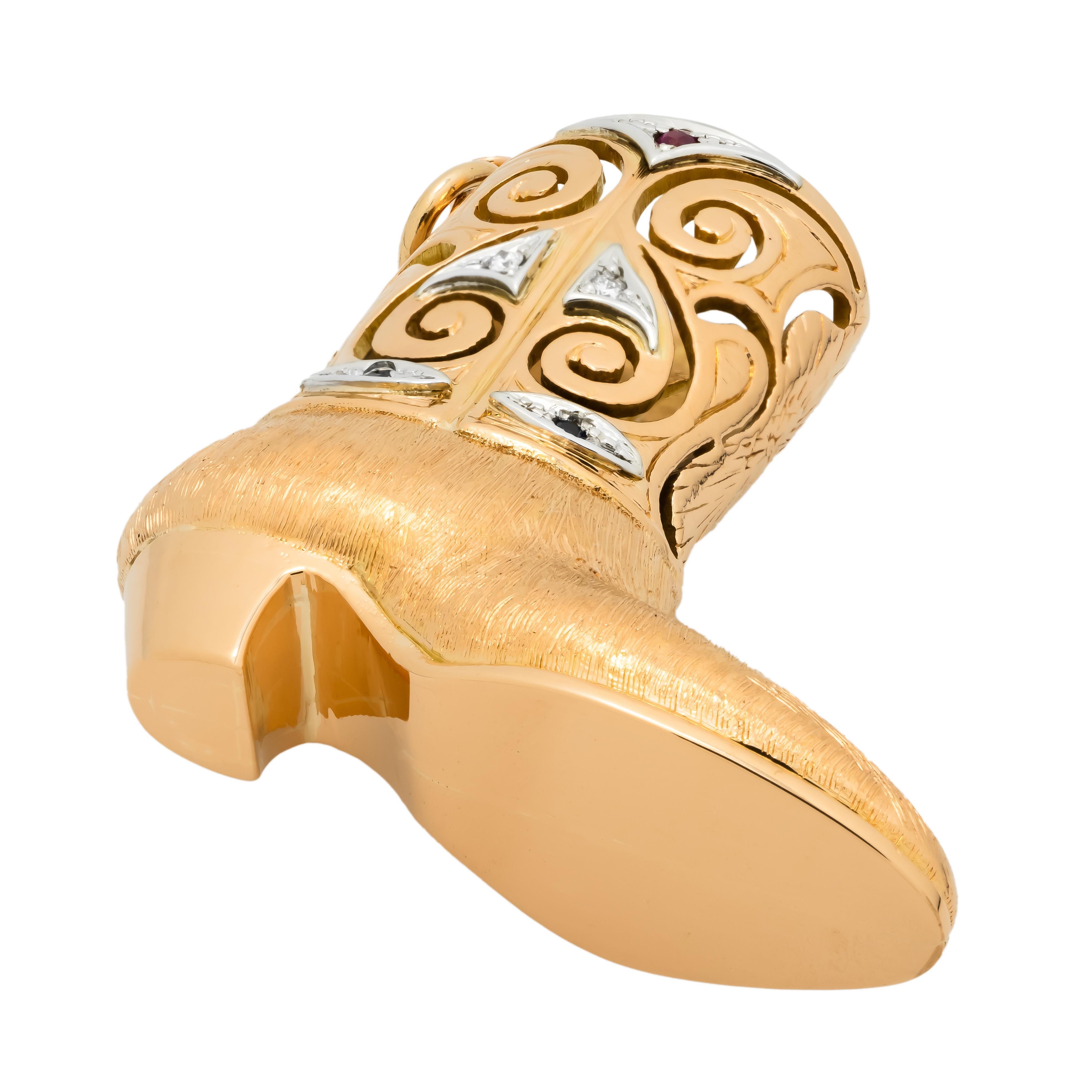 Colgante Bota Vaquera 3D Zafiro Diamante Rubí Oro Amarillo en Bueno estado para la venta en Stamford, CT