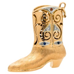 Ciondolo con diamante, zaffiro e rubino in oro giallo 3D con stivali da cowboy