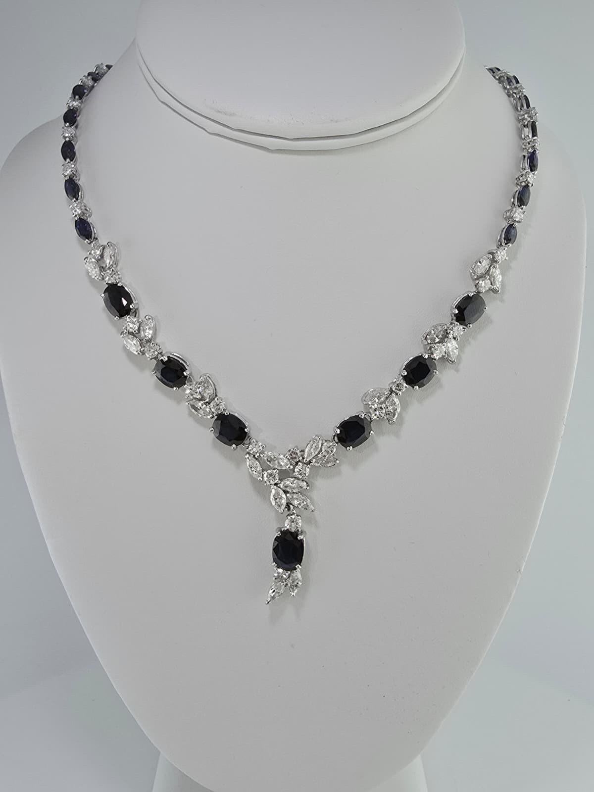 Taille ovale Lot de colliers et boucles d'oreilles diamant saphir Bague en vente