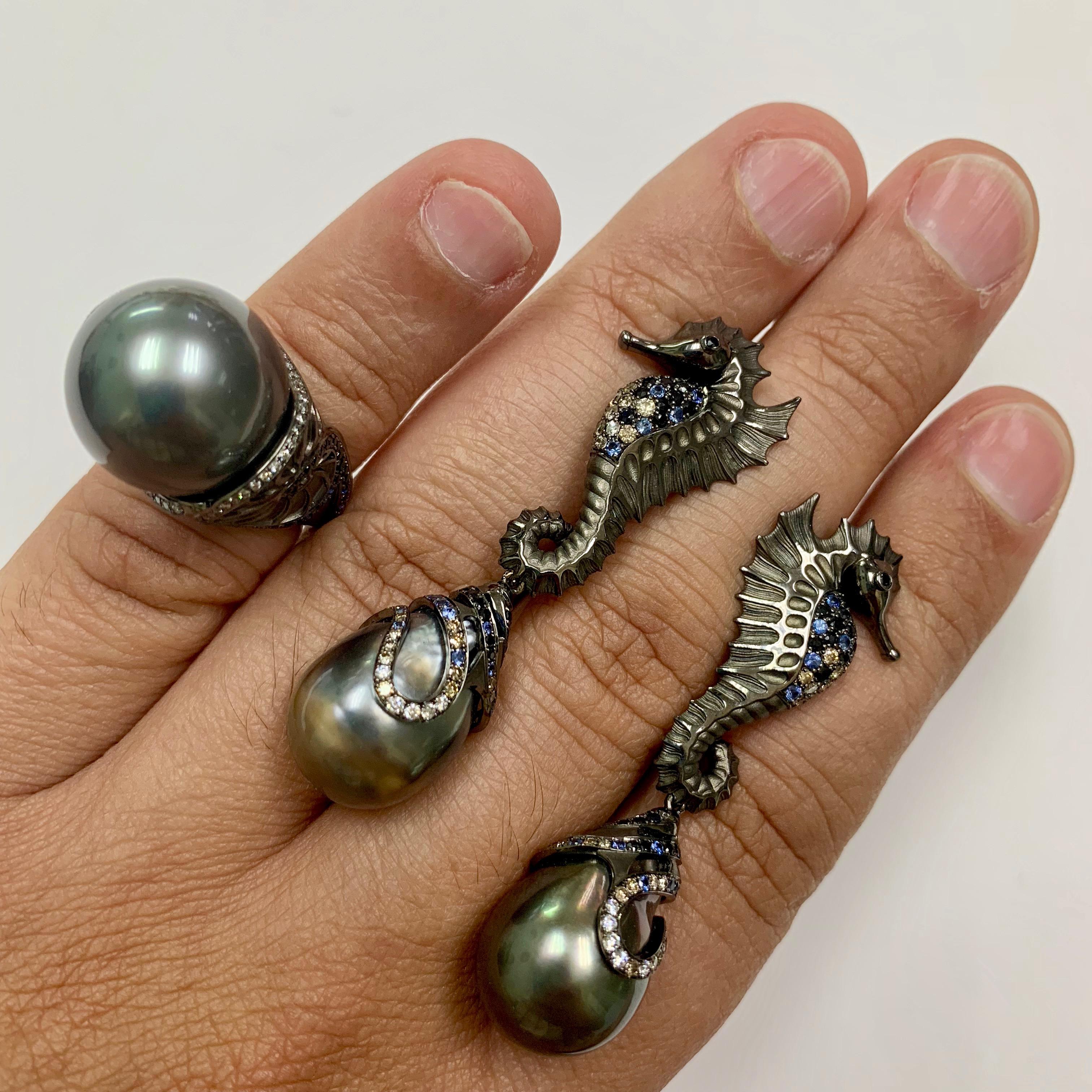 Boucles d'oreilles hippocampe en or noir 18 carats diamant saphir perle de Tahiti en vente 4