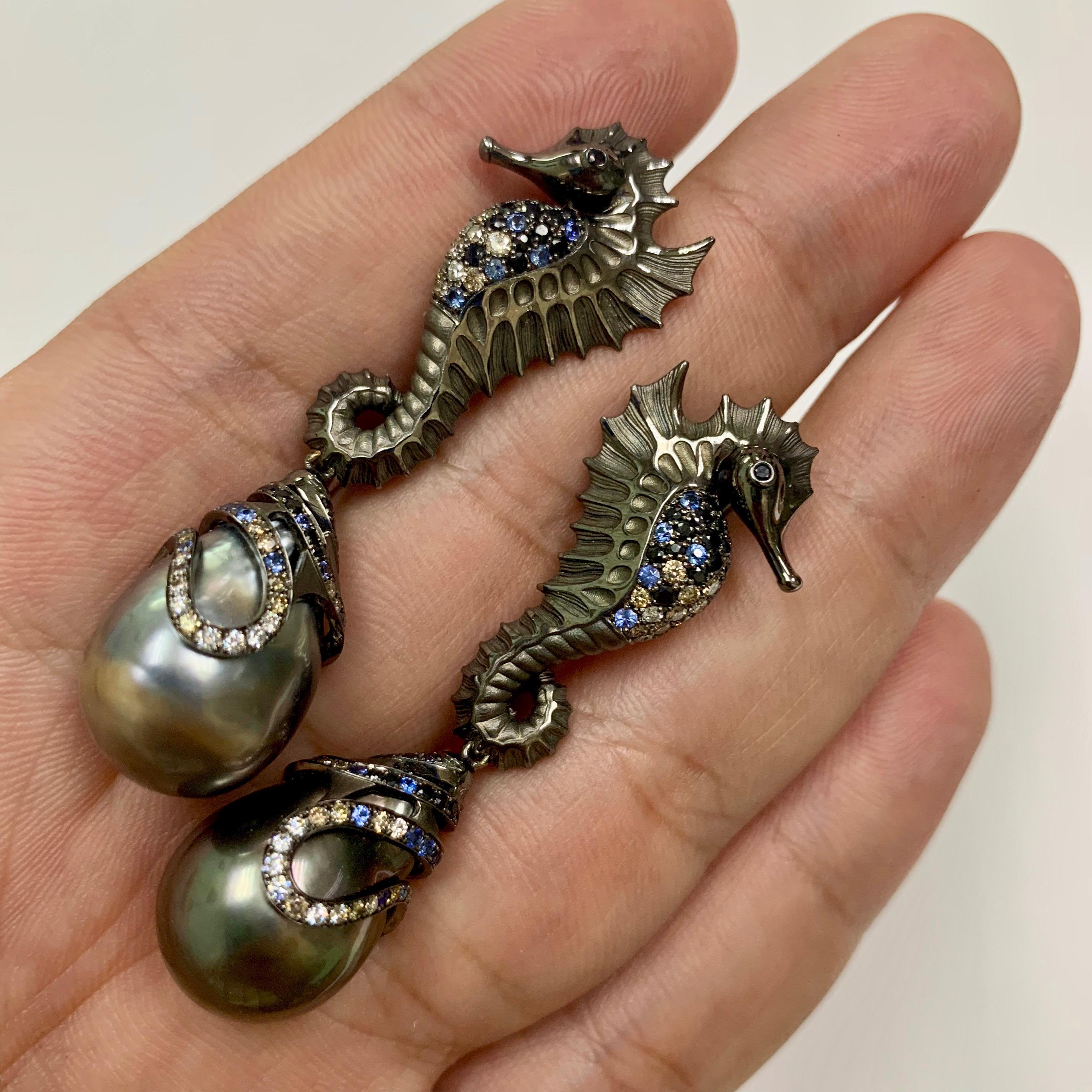 Boucles d'oreilles hippocampe en or noir 18 carats diamant saphir perle de Tahiti Neuf - En vente à Bangkok, TH